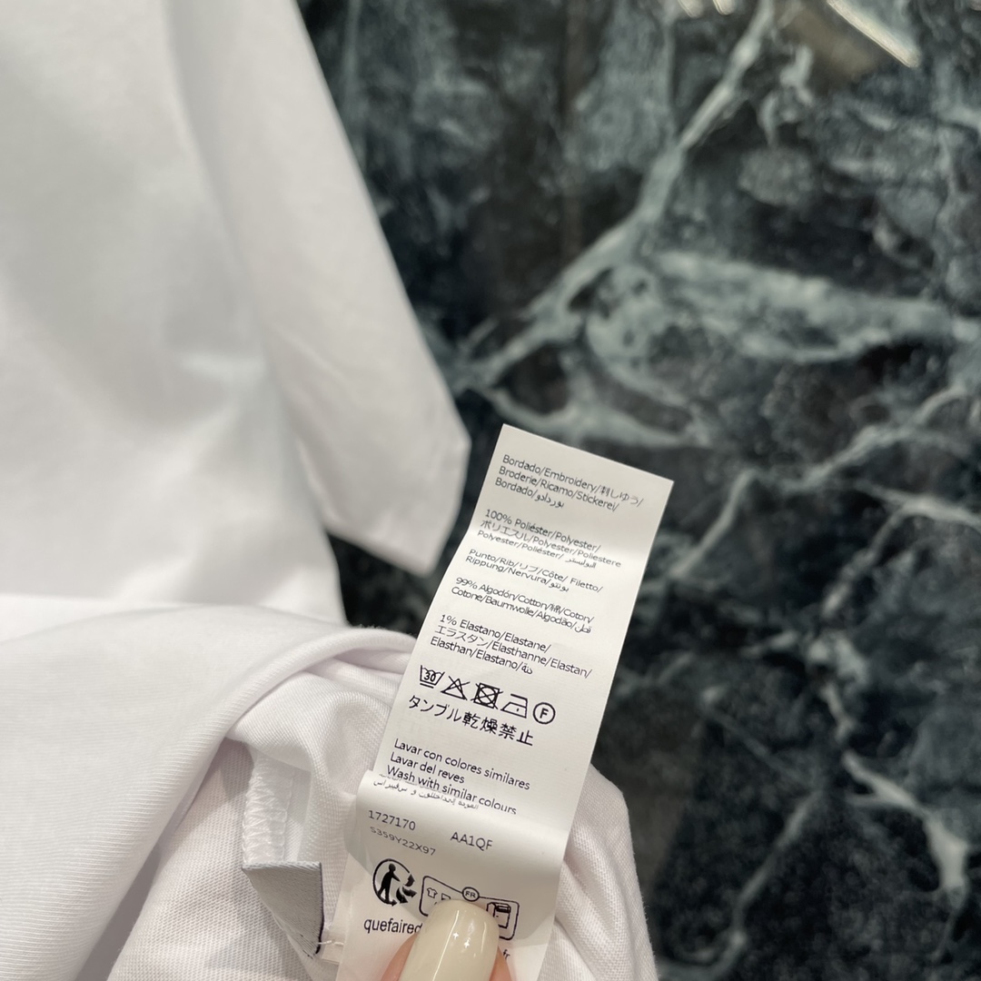 
罗意威 25早秋新款 刺绣花朵圆领短袖T恤 整件成衣胸前利用印花刺绣工艺 勾勒出蓝色花朵图案和图腾徽标