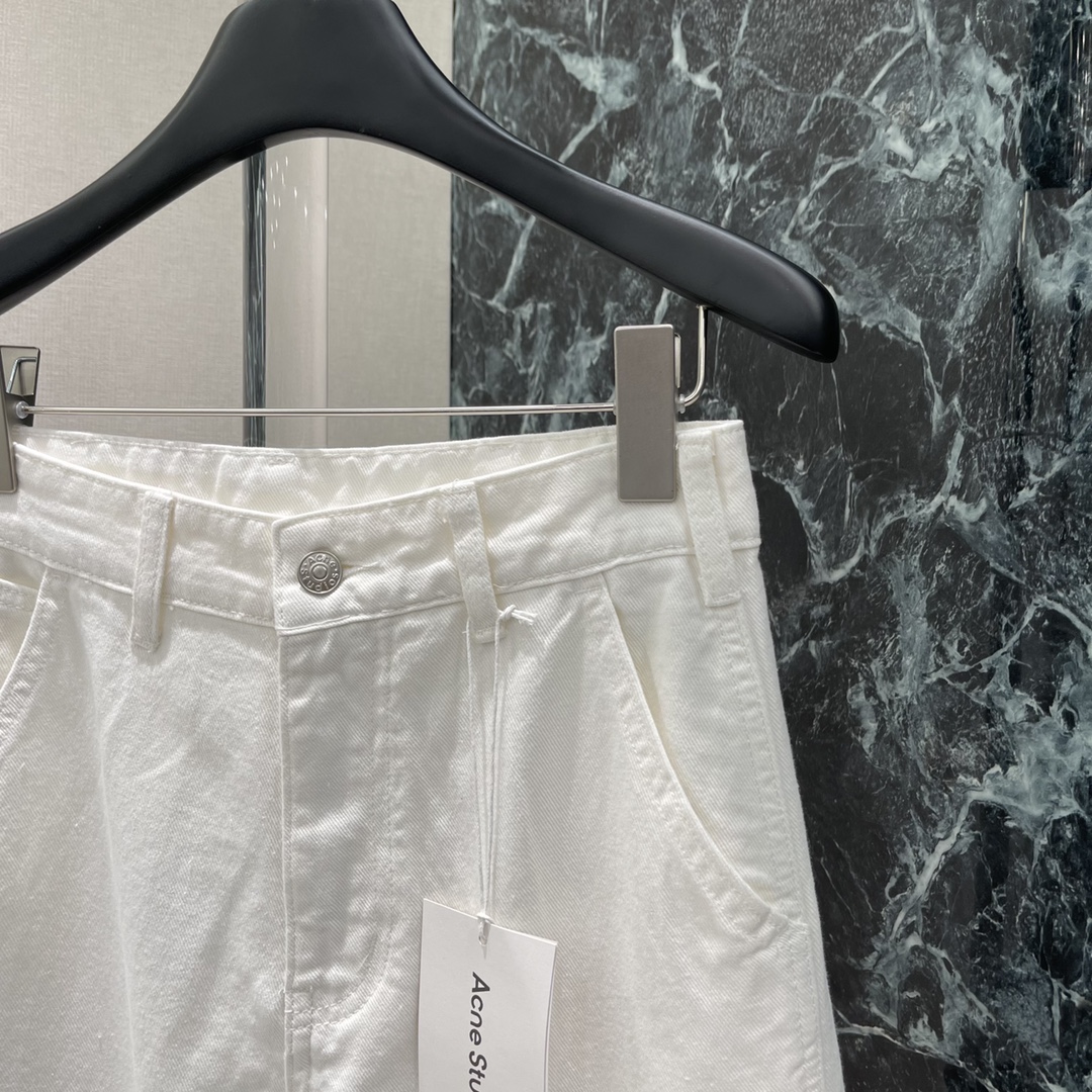 
Acne Studio* 25早秋新款 工装牛仔裤 前后双口袋设计 挺括的版型与个性的设计相结合，专属