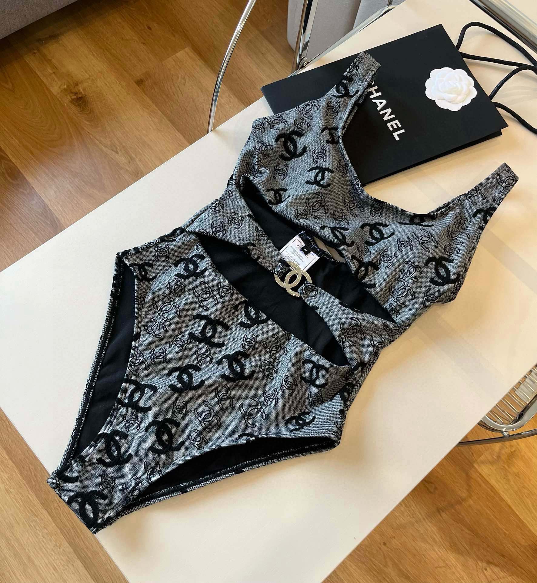 。

Chanel香奈儿连体泳衣、最新面料S M L XL