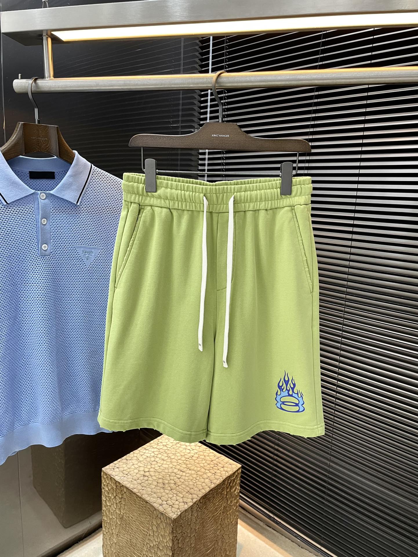 NO:417049,P Balenciaga- (Balenciaga) 2025 spring and summer new style, the latest casual shorts. The original pants are casual and versatile, casual and lazy, high-end custom imported polyester fiber fabric, customized craftsmanship, and full of comfort. High-end and atmospheric, does the summer taste have? First choice. Code number M1 XXXL purchasing level...,,balenciaga,balenciaga, shorts,alexander wang19860909P Balenciaga-（巴黎世家） 2025春夏季新款,最新休闲短裤.原版裤型上身休闲百搭、随性慵懒范,高级定制进口聚脂纤维面料,订制工艺 舒适感爆棚.高端大气,夏天的味道有没有,首选 .码数 M一XXXL代购级别……,,balenciaga,balenciaga,shorts,alexander wang,Men's clothing