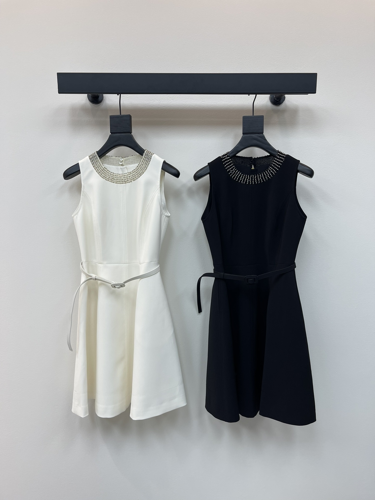 NO:419700,Dio*25 spring and summer new product fashionable and expensive heavy industry beaded gold necklace collar sleeveless dress. Paired with this cloth belt, waist slimming, minimalist and extremely traditional design is elegant and luxurious style, wide fabric has texture, classic style, versatile and not picky, super beautiful upper body SML,,dior, skirts, necklace, alexander wang19860909Dio*25春夏新品时髦贵气重工订珠金色项链领圈无袖连衣裙 搭配本布腰带收腰显瘦 极简与极繁相结合设计优雅精奢风 挺阔面料有质感 经典版型百搭不挑人上身超美 SML,,dior,skirts,necklace,alexander wang,Women's clothing