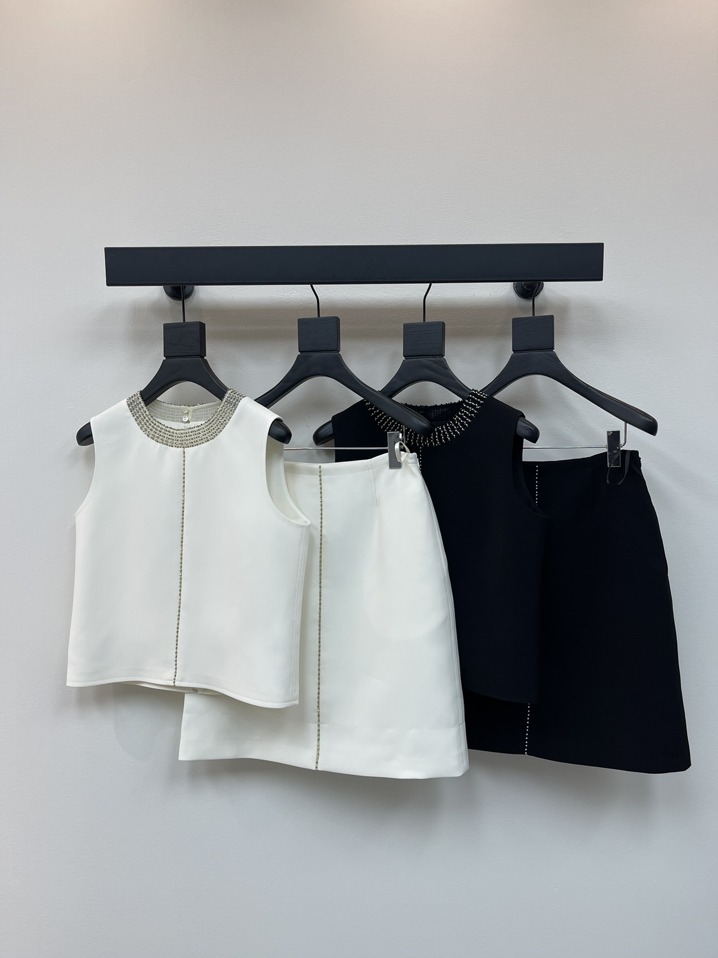 NO:419709,Dio*25 spring and summer new fashionable and expensive suit, heavy industry beaded gold necklace necklace vest top paired with beaded mid-length skirt, the combination of minimalist and extremely traditional design is elegant and luxurious style, the wide fabric has texture, the classic style is versatile and not picky, the upper body is super beautiful SML,,dior, skirts,necklace,alexander wang19860909Dio*25春夏新品时髦贵气套装 重工订珠金色项链领圈背心上衣搭配珠边中长半裙 极简与极繁相结合设计优雅精奢风 挺阔面料有质感 经典版型百搭不挑人上身超美 SML,,dior,skirts,necklace,alexander wang,Women's clothing