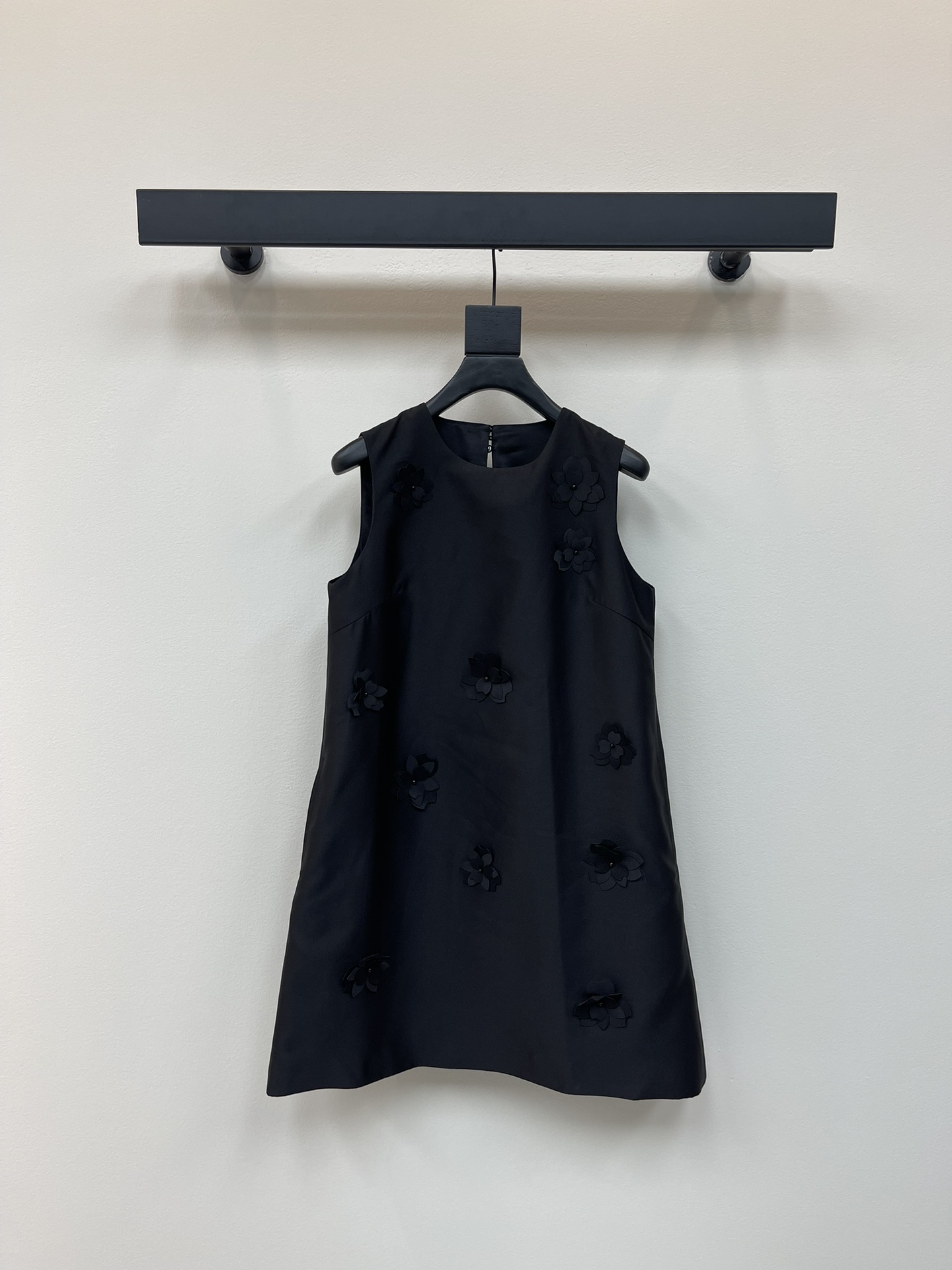 NO:419718,Valentin*25 spring and summer new rose patch embroidered sleeveless dress Custom imported worsted fabric is wide, stylish and slim and tall. Three-dimensional rose decoration is high-end and elegant. It can be worn on all occasions. It can be sweet and salty. It is a golden style for white and rich beauty. It is essential for SML, valentino, skirts, alexander wang19860909Valentin*25春夏新品玫瑰花贴布绣无袖连衣裙 定制进口精纺面料挺阔有型显瘦又高挑 立体玫瑰花装饰高级不失优雅 各种场合都能穿 可甜可盐气质财阀千金风 白富美必备单品 SML,,valentino,skirts,alexander wang,Women's clothing