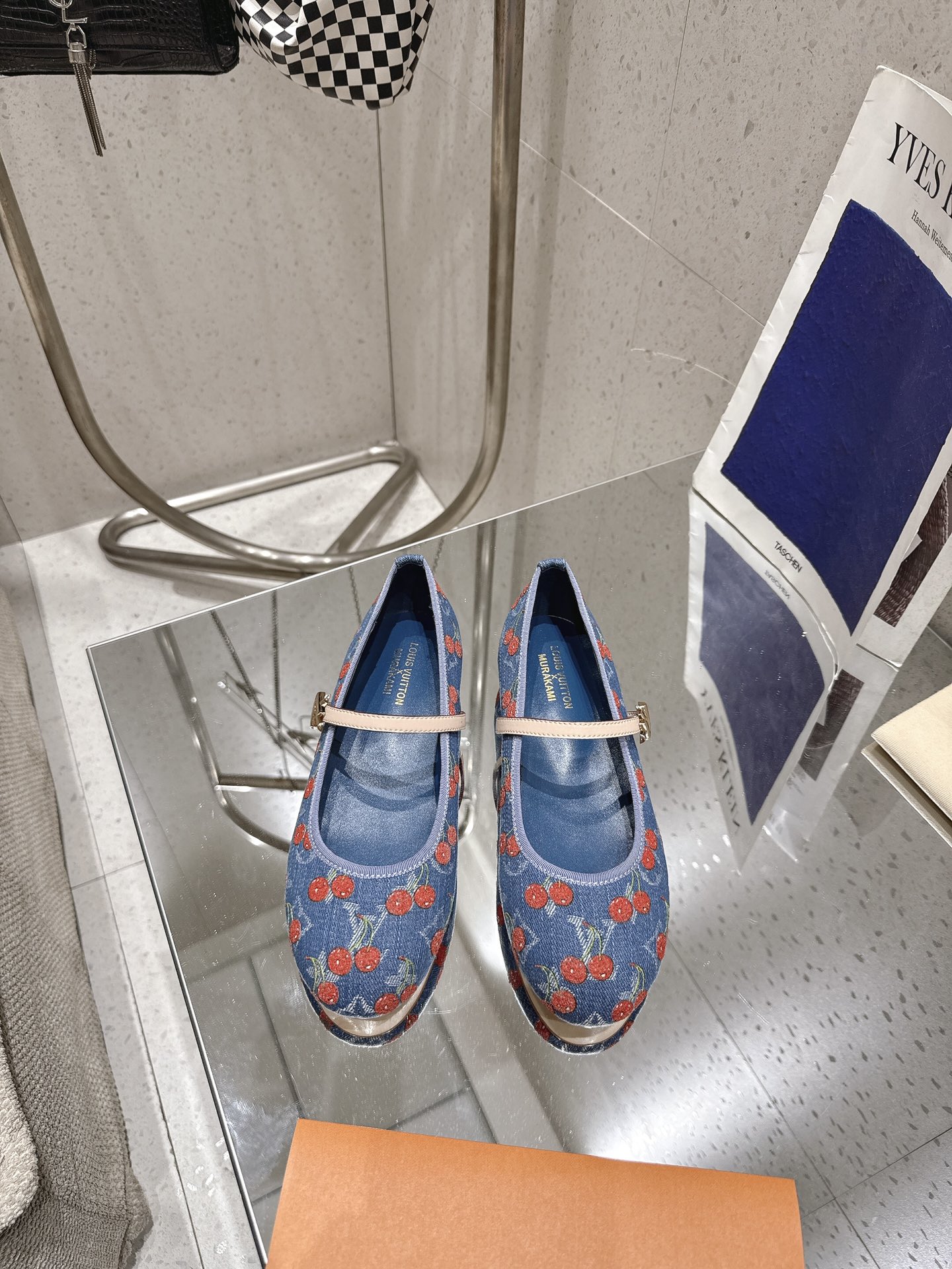 NO:406765,Donkey's new denim cherry ballet shoes Monogram denim cloth embroidered sweet cherry, highlighting the appearance of Louis Vuitton x Takashi Murakami replica series. Slim strips are made of the brand's iconic leather, chic LV Twist, perfect decoration and fresh daily style. Upper cowhide inner lining: sheepskin lining outsole Italian leather outsole Heel height: flat shoe size: 35-42 (40.41.42 custom made without return), single shoes, louis vuitton, louis vuitton, louis vuitton, louis vuitton, cowhide, sheepskin, Leather soles19860909驴家新款丹宁樱桃芭蕾鞋 Monogram 丹宁布刺绣甜美樱桃,瞩目亮相路易威登 x 村上隆复刻系列.纤细饰带取材品牌标志性皮革,别致 LV Twist 装饰完善清新日常格调.  鞋面牛皮 内里: 羊皮内里 大底意大利真皮大底 跟高: 平底 鞋码: 35-42（ 40.41.42定做不退换）,单鞋,louis vuitton,louis vuitton,louis vuitton,louis vuitton,cowhide,sheepskin,Leather soles,Women's Shoes