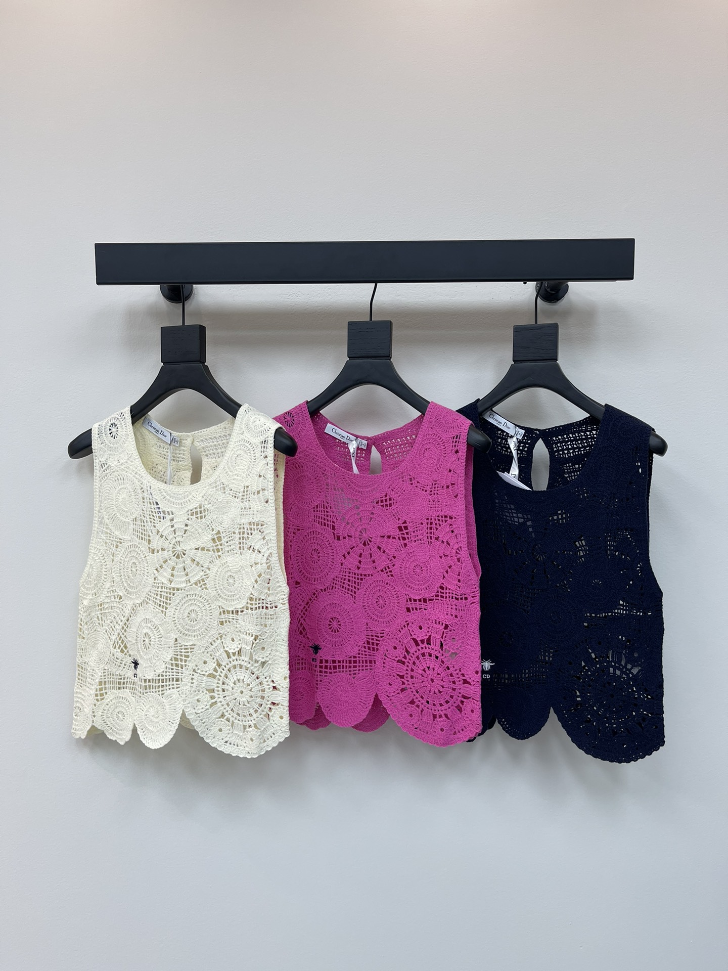 NO:417962,Dio*25 Spring and Summer New French Hollow Knitted Vest!  Customized YB imported cotton yarn Swiss woven crochet craftsmanship creates a low-key and luxurious sense of high-end. Hollow hook-woven knitted sleeveless vest cut. Classic bee embroidery embellishment at the hem. The temperament is casual and elegant. The upper body looks super slim!  SML, dior,alexander wang19860909Dio*25春夏新款法式镂空针织背心！定制YB进口棉纱线瑞士机织钩花工艺打造低调奢华的高级感 通体镂空钩花针织无袖背心剪裁 下摆经典蜜蜂刺绣点缀 气质随性优雅 上身超显瘦！ SML,,dior,alexander wang,Women's clothing