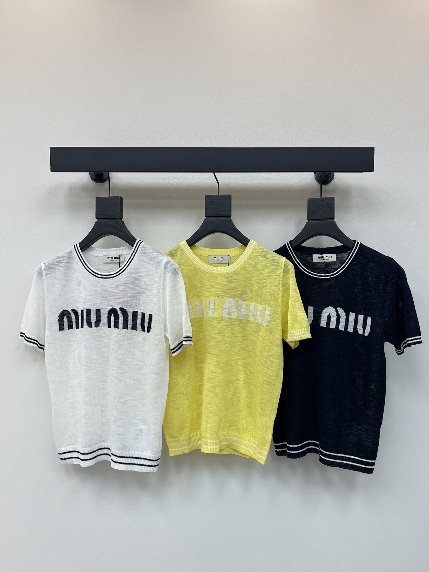 NO:417956,MiuMi*25 spring and summer new contrasting color jacquard knitted short sleeves!  Customized wool knitted material, high-quality texture, gloss and comfortable, knitted short-sleeved tailoring, the whole body is intertwined with pit strip texture, highlighting the high-end feeling of outfit, the neckline cuffs and hem are designed with contrasting edge strips, short style, showing a slack tone, the brand letter jacquard logo pattern on the chest highlights the light luxury and fashionable temperament!  SML, miumiu, T-shirt, alexander wang19860909MiuMi*25春夏新款撞色提花针织短袖！定制羊毛针织材质 质感高级 光泽舒适 针织短袖剪裁 通体利用坑条肌理交织 凸显穿搭高级感 领口袖口和衣摆采用撞色边条设计 短款版型 尽显松弛调性 胸前品牌字母提花徽标图案 凸显轻奢时髦气质！SML,,miumiu,T-shirt,alexander wang,Women's clothing