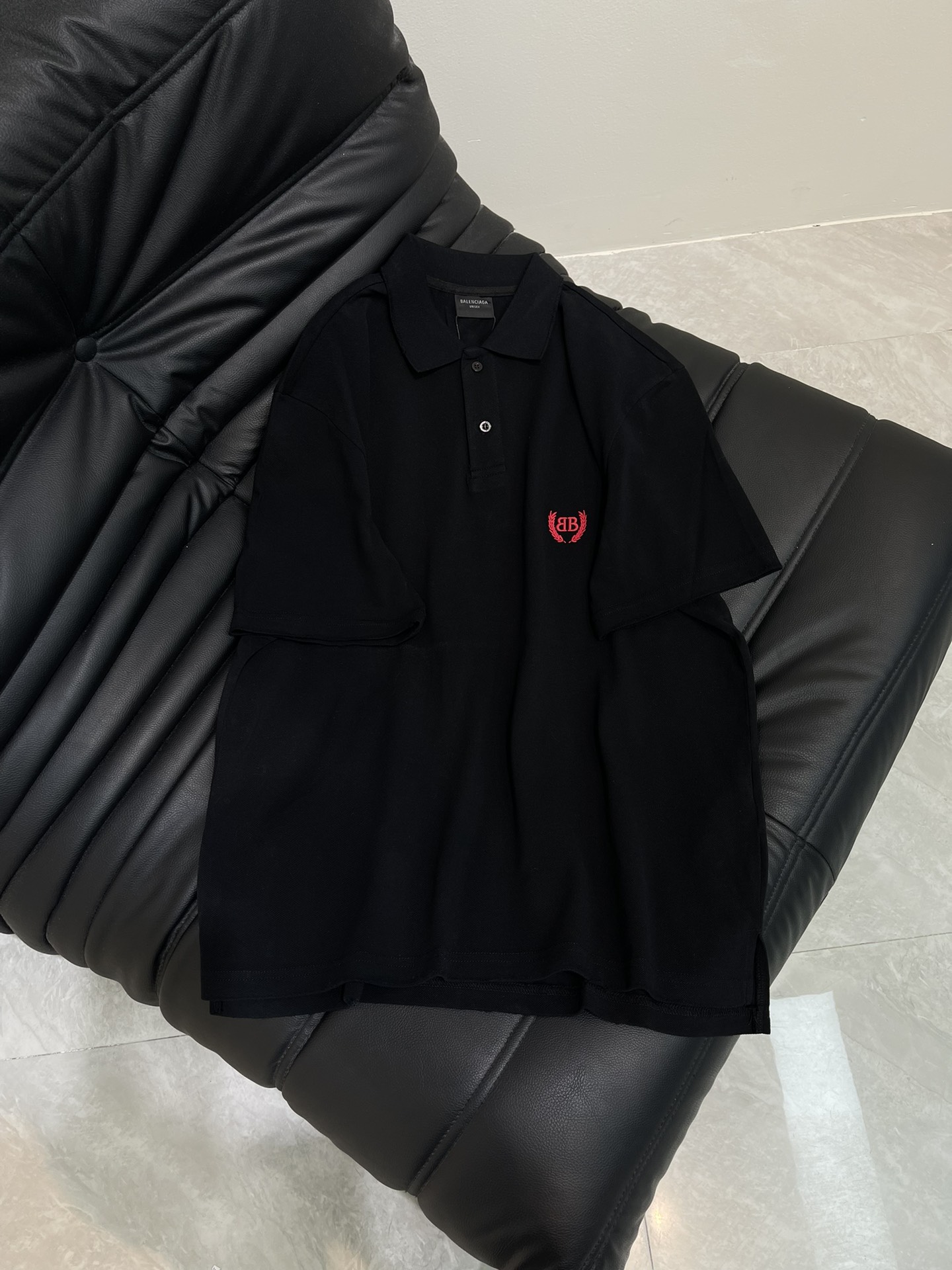 NO:419707,BALENCI*GA/Paris 25 new front and rear classic LOGO wheat ear embroidered short-sleeved POLO shirt, ready-to-wear is worn and worn, with a slit front and back piece design, full design sense. The fabric is made of Paris ZP fixed-woven and dyed cotton bead floor, weighs 260 grams, the cloth surface is clean, the cloth pattern is clear, soft and comfortable. The thread is fixed-woven and dyed without color difference. The embroidery LOGO is embroidered by imported Tajima embroidery machine. The effect is three-dimensional. The style is OS loose shoulder-loose style. The same style for men and women!  Color black, white Size XS-L, balenciaga, T-shirt, alexander wang19860909BALENCI*GA/巴黎25新款前后经典LOGO麦穗刺绣短袖POLO衫,成衣做旧磨烂,前后片开叉设计,设计感十足 ,面料采用巴黎ZP定织定染全棉珠地、克重260克,布面干净.布纹清晰,柔软舒适.螺纹釆用定织定染无色差.刺绣LOGO采用进口田岛绣花机刺绣.效果立体. 版型釆用OS宽松落肩版型.男女同款！ 颜色黑色,白色 尺码XS-L,,balenciaga,T-shirt,alexander wang,Women's clothing