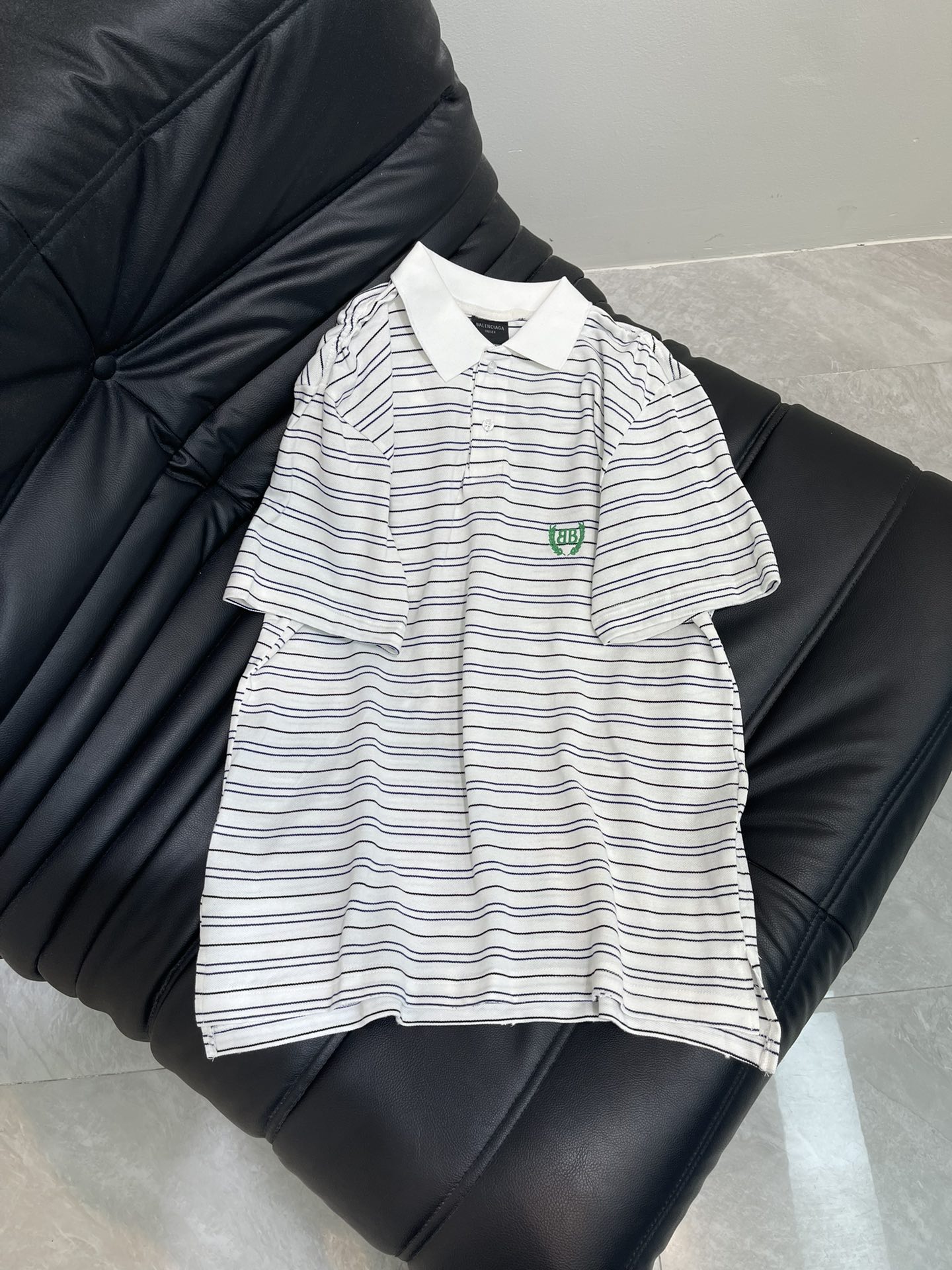 NO:419717,BALENCI*GA/Paris 25 new simple striped chest embroidered short-sleeved POLO shirt, full design sense, seamless side strips. The fabric is made of Paris ZP fixed weaving and dyeing cotton bead floor, weighing 260 grams, the cloth surface is clean, the cloth pattern is clear, soft and comfortable. The thread is fixed weaving and dyeing without color difference. The embroidery LOGO is embroidered by imported Tajima embroidery machine. The effect is three-dimensional. The style is OS loose shoulder-off style. The same style for men and women!  Color blue, white Size XS-L, balenciaga, T-shirt, alexander wang19860909BALENCI*GA/巴黎25新款简约条纹胸前刺绣短袖POLO衫,设计感十足 ,侧边无缝对条.面料采用巴黎ZP定织定染全棉珠地、克重260克,布面干净.布纹清晰,柔软舒适.螺纹釆用定织定染无色差.刺绣LOGO采用进口田岛绣花机刺绣.效果立体. 版型釆用OS宽松落肩版型.男女同款！ 颜色蓝色,白色 尺码XS-L,,balenciaga,T-shirt,alexander wang,Women's clothing
