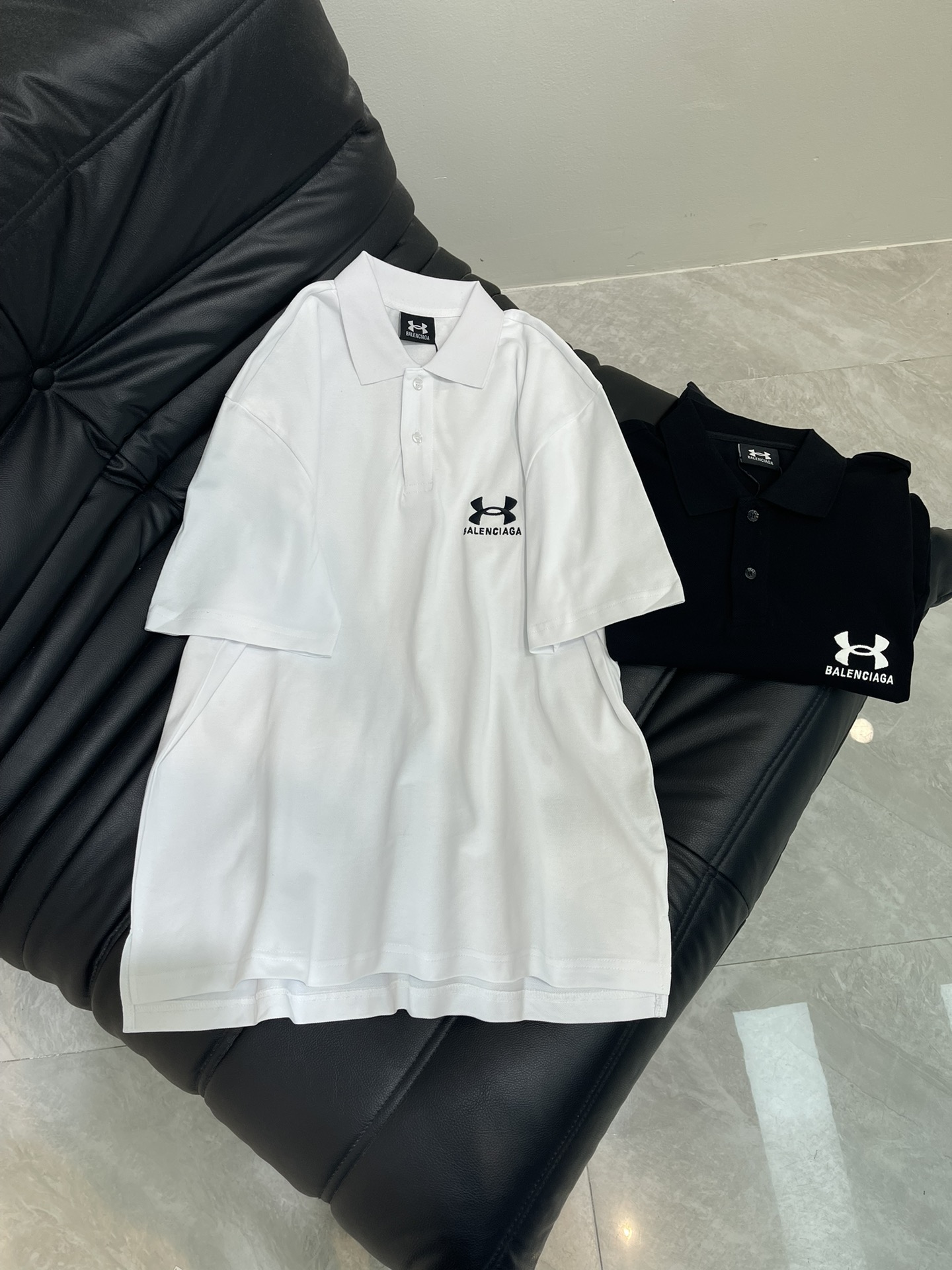 NO:419631,BALENCI*GA/Paris 25 new Paris joint-branded Under Armour front and rear embroidered short-sleeved POLO shirt, full design sense. The fabric is made of Paris ZP fixed weaving and dyeing, with a weight of 260 grams, and the cloth surface is clean. The cloth pattern is clear, soft and comfortable. The thread is fixed weaving and dyeing without color difference. The embroidery LOGO is embroidered by imported Tajima embroidery machine. The effect is three-dimensional. The style is OS loose shoulder-down style. The same style for men and women!  Color black, white Size XS-L, balenciaga, T-shirt, alexander wang19860909BALENCI*GA/巴黎25新款巴黎联名安德玛前后刺绣短袖POLO衫,设计感十足.面料采用巴黎ZP定织定染全棉珠地、克重260克,布面干净.布纹清晰,柔软舒适.螺纹釆用定织定染无色差.刺绣LOGO采用进口田岛绣花机刺绣.效果立体. 版型釆用OS宽松落肩版型.男女同款！ 颜色黑色,白色 尺码XS-L,,balenciaga,T-shirt,alexander wang,Women's clothing