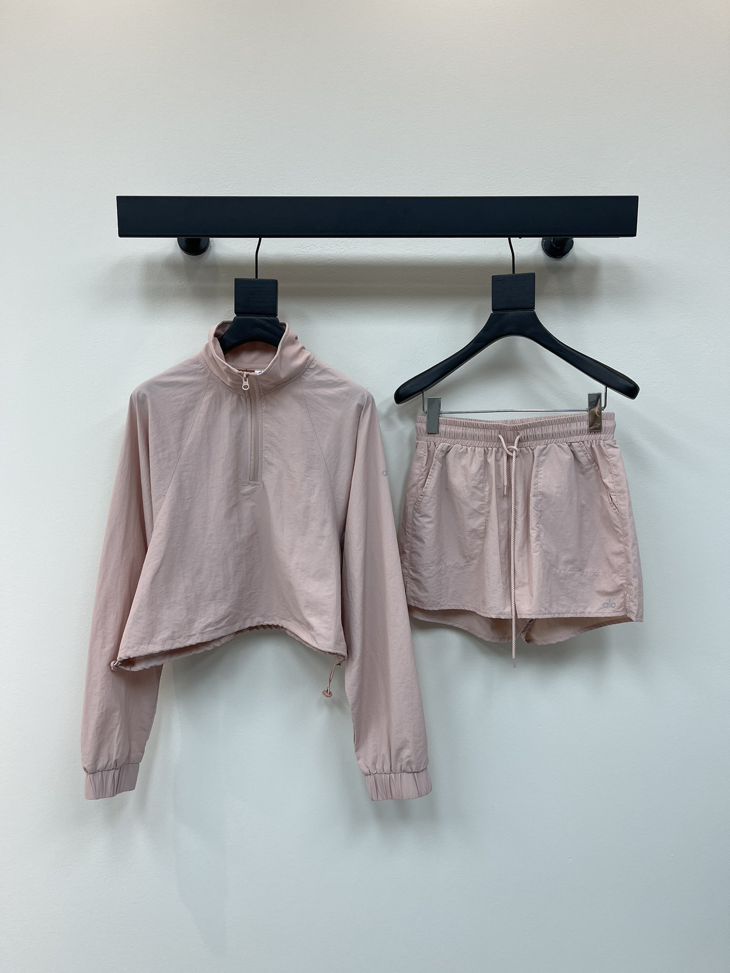 NO:419686,Alo's new peach pink, big hit tennis series, super beautiful Wimbledon style suit, this dress has a very light and soft fabric, a little wrinkled feeling, quick-drying sports style, custom hardware zipper with lettering, loose design, hem drawstring, you can wear it slim or loose, classic sports shorts, a set of really hot summer looks so good SML, shorts, alexander wang19860909Alo新款蜜桃粉 大爆款网球系列 超好看的温网风套装 这款衣服的面料很轻薄柔软 带点皱皱的感觉 速干运动款 定制五金拉链带刻字 宽松设计 下摆抽绳 想修身或者宽松穿都行 经典运动型短裤 一套真的炎炎夏日太好看 SML,,shorts,alexander wang,Women's clothing