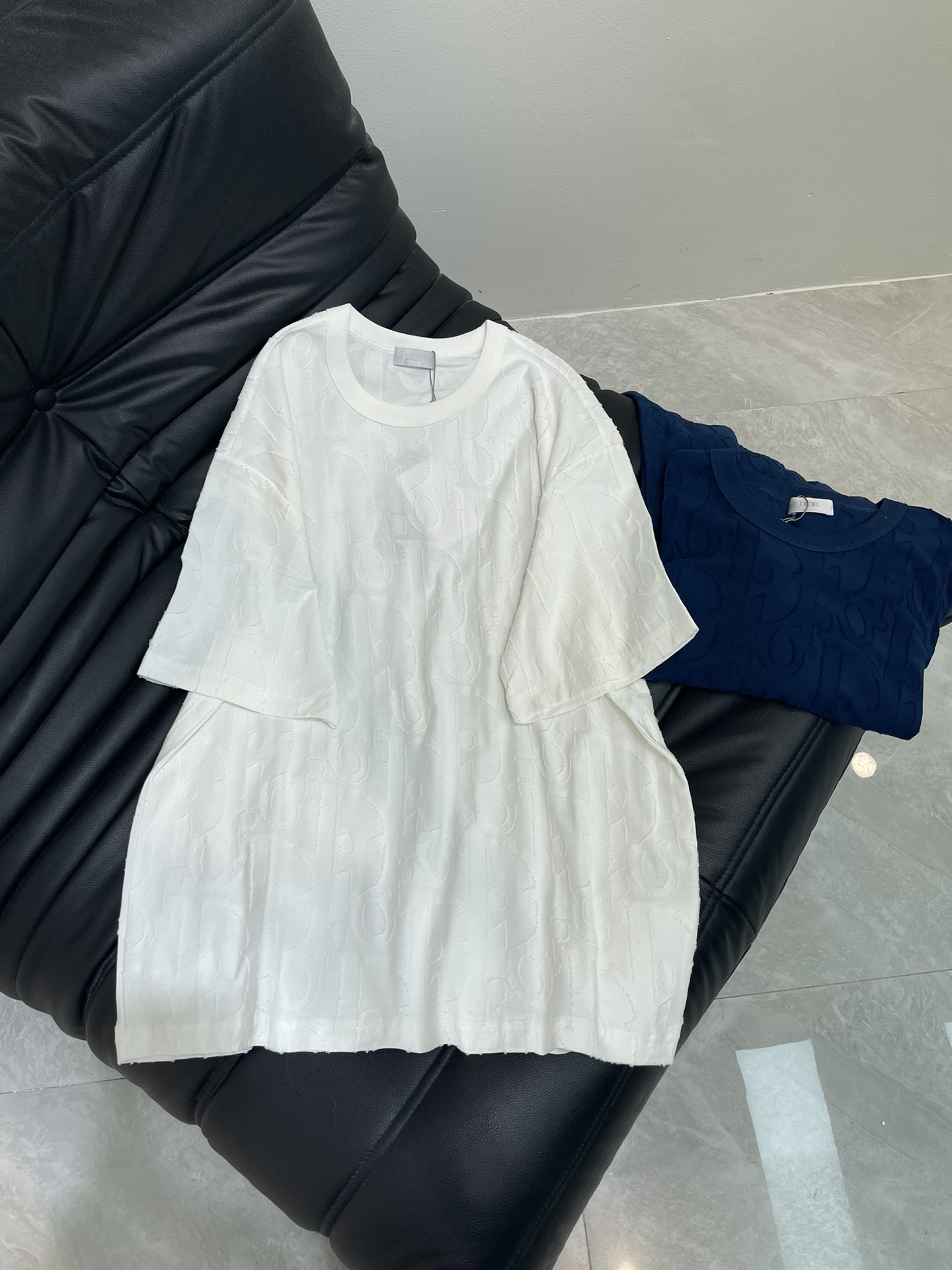 NO:419677,Dio*25 new embossed jacquard letter short-sleeved T-shirt. All cotton fabric, soft fabric, skin-friendly and comfortable. Whether it is daily travel or weekend gathering, it can make you stand out from the crowd and become the most unique existence. S-XL, dior, T-shirt, tees, t-shirt, alexander wang19860909Dio*25新款浮雕提花字母短袖T恤. 全棉面料,面料柔软,亲肤舒适.无论是日常出行,还是周末小聚,它都能让你在人群中脱颖而出,成为最独特的存在.S-XL,,dior,T-shirt,tees，t-shirt,alexander wang,Women's clothing