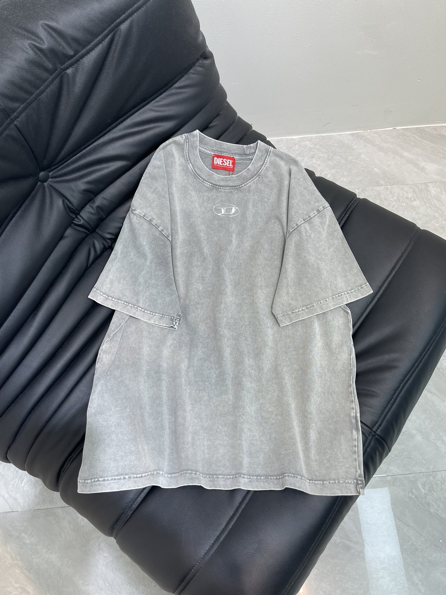 NO:419640,DIESE*25 new three-dimensional silver-plated high-circular LOGO embossed short-sleeved T-shirt. Heavy industry washing and old snowflake craftsmanship. High-end fullness, firm and washable, real-life photos. Fashionable and high-end loose oversize style, same style for men and women, exquisite and versatile. S-XL, versace, T-shirt, tees, t-shirt, alexander wang19860909DIESE*25新款立体镀银高周波LOGO压花短袖T恤.重工洗水做旧雪花工艺.高级拉满,牢固耐洗,实物实拍.时尚又高级宽松oversize版型,男女同款,精致百搭.S-XL,,versace,T-shirt,tees，t-shirt,alexander wang,Women's clothing