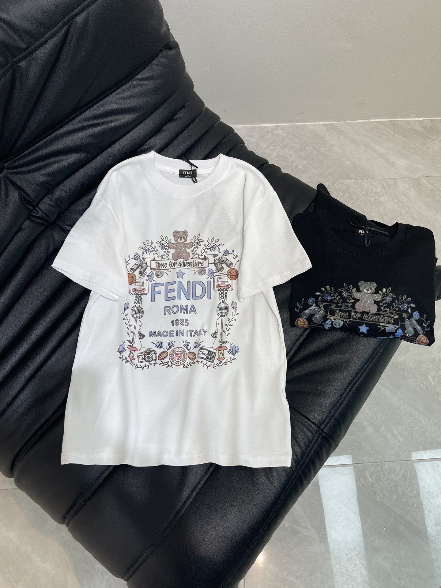 NO:417949,Fend*25 Spring and Summer New Floral Print Short-Sleeve T-Shirt!  Imported pure cotton fabric, the classic loose style is versatile and not picky, and the upper body is very beautiful!  SML, fendi, T-shirt,tees, t-shirt,alexander wang19860909Fend*25春夏新款花卉印花短袖T恤！进口纯棉面料,经典宽松版型百搭不挑人,上身非常漂亮！SML,,fendi,T-shirt,tees，t-shirt,alexander wang,Women's clothing