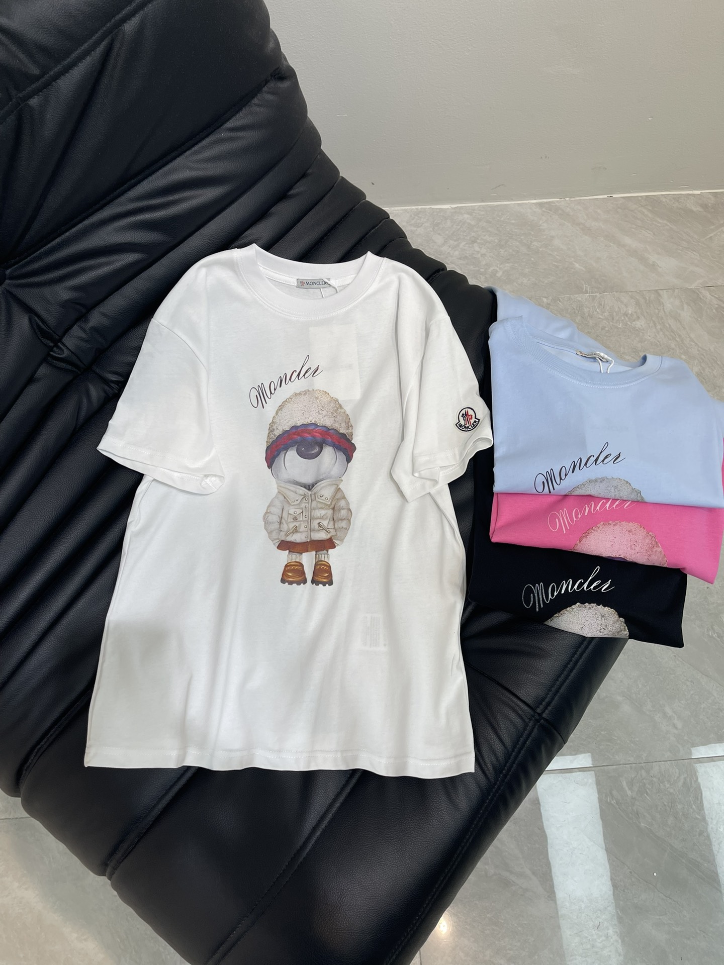 NO:417941,Mon* 25 Spring and Summer New Snowman Bear Short Sleeve T-shirt!  Imported pure cotton fabric, the classic slightly loose style is versatile and not picky, and the upper body is very beautiful!  SML, Moncler, T-shirt,tees, t-shirt,alexander wang19860909Mon*蒙口25春夏新款雪人小熊短袖T恤！进口纯棉面料,经典微宽松版型百搭不挑人,上身非常漂亮！SML,,Moncler,T-shirt,tees，t-shirt,alexander wang,Women's clothing