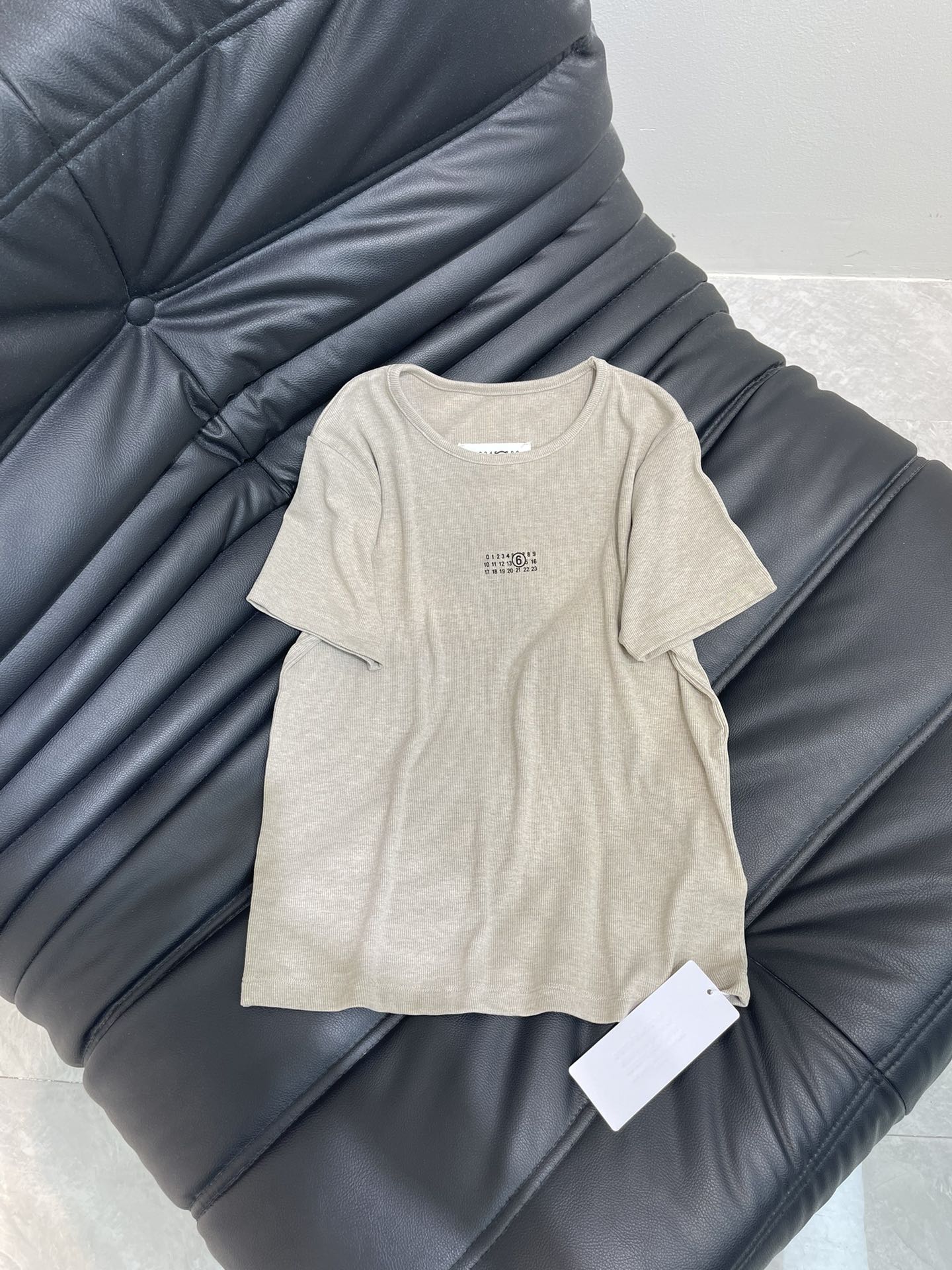 NO:417980,MM6*25 spring and summer new printed high-strength short-sleeved T-shirt with exquisite round neck style, huge slim upper body!  Large factory craftsmanship is low-key and luxurious!  A must-have item for fashionable things unlocks all outfits!  Determine the quality of my home!  Fashionable and high-end, the classic style is versatile and not picky!  SML, Masion Margiela, T-shirt,tees, t-shirt,alexander wang19860909MM6*25春夏新品印花高弹力短袖T恤 精致圆领版型上身巨显瘦！ 大工厂工艺低调奢华！ 时髦精必备单品解锁所有穿搭！ 认准我家品质！时髦又高级 经典版型百搭不挑人！ SML,,masion margiela,T-shirt,tees，t-shirt,alexander wang,Women's clothing