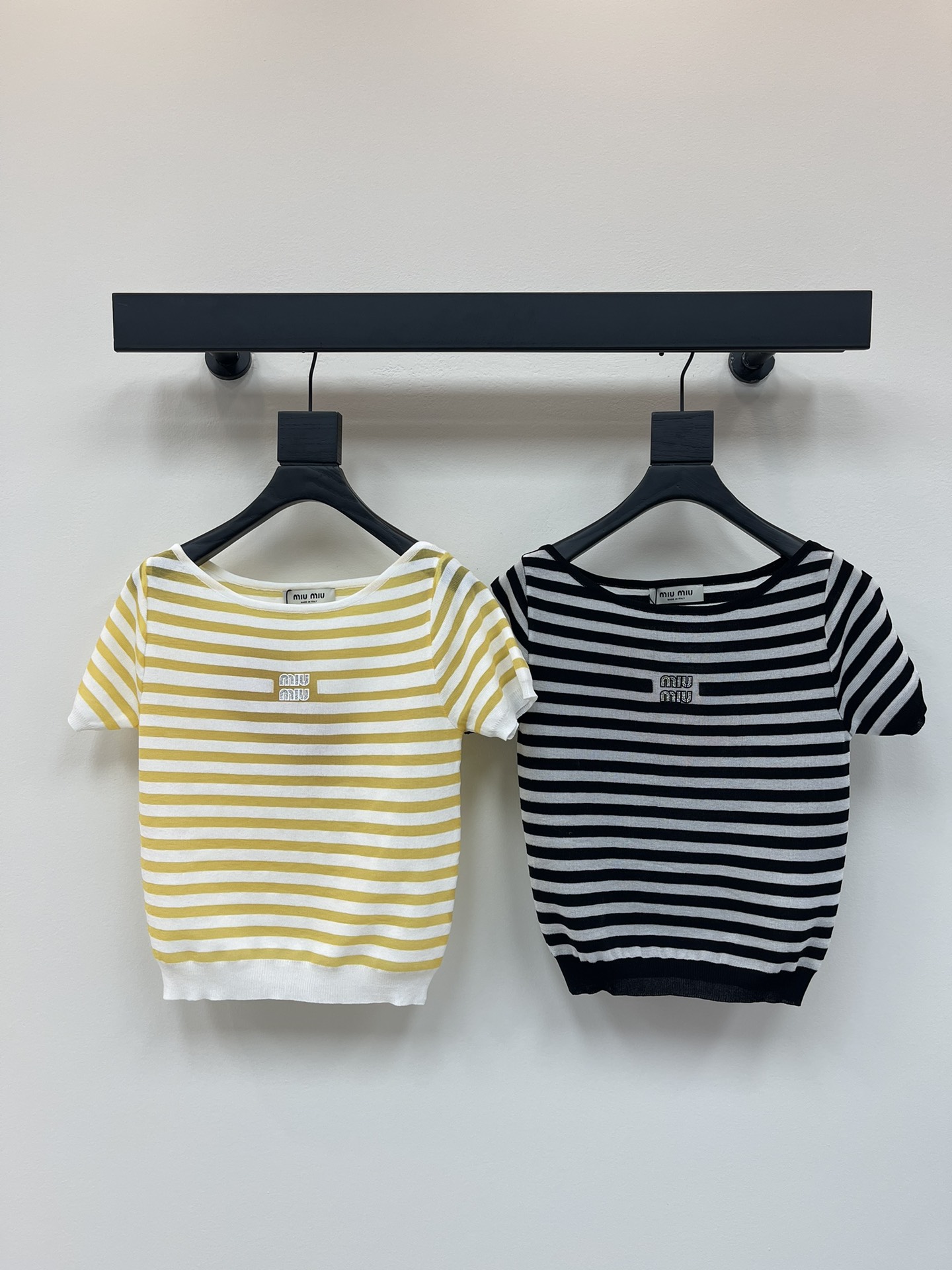 NO:419731,Miumi*25 spring and summer new heavy industry bead striped knitted short sleeves. Small logo design on the chest is simple and elegant. Suitable for summer wear, the fabric is comfortable and breathable. SML, miumiu, T-shirt, alexander wang19860909Miumi*25春夏新款重工钉珠条纹针织短袖.胸前小logo设计,简约大方.适合夏季穿着,面料舒适透气.SML,,miumiu,T-shirt,alexander wang,Women's clothing