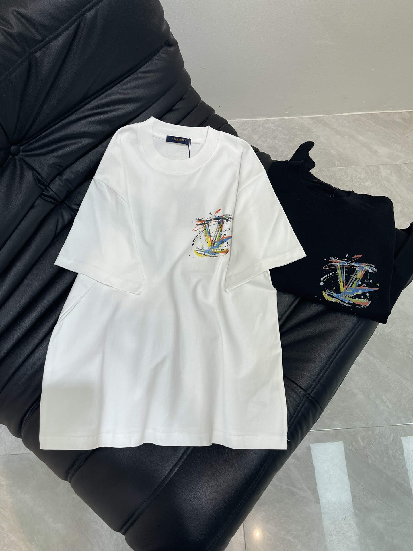 NO:419666,Louis Vuitto*25 new color logo printed short-sleeved T-shirt. All cotton fabric, soft fabric, skin-friendly and comfortable. Front and back color printed graffiti logo, fashion expert who pursues trends and unique styles, wear it and let you stand out from the crowd.XS-L,,louis vuitton, T-shirt,tees, t-shirt,alexander wang19860909Louis Vuitto*25新款彩色logo印花短袖T恤.全棉面料,面料柔软,亲肤舒适.前后彩绘印花涂鸦标识,追求潮流与独特风格的时尚达人,穿上它,让你在人群中脱颖而出.XS-L,,louis vuitton,T-shirt,tees，t-shirt,alexander wang,Women's clothing