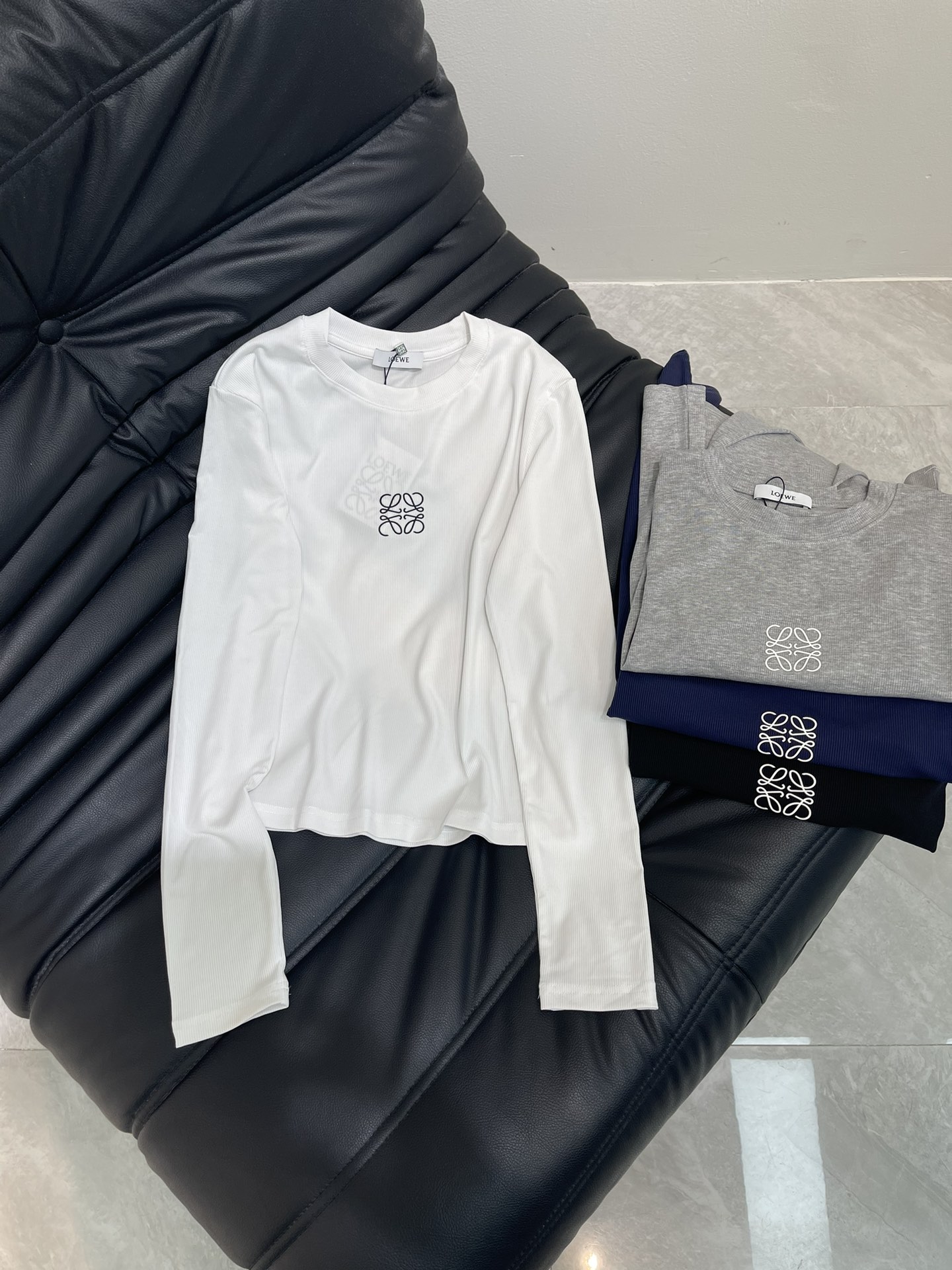 NO:417950,Loew*25 new embroidered threaded cotton elastic long-sleeved base shirt, classic embroidered letter logo, universal base series, come~ The slim style of the front shoulder style, elastic, can be worn for any body shape. This upper body is super slim, fits the body curve, is feminine, the fabric is very comfortable. The threaded cotton fabric doesn't want to take off the kind when worn, and there is no sense of oppression at all. SML,,loewe,alexander wang19860909Loew*25新款刺绣螺纹棉弹力长袖打底衫 经典刺绣字母logo 万能打底系列来咯~ 正肩版型的修身款 有弹力滴 任何身形都可以穿 这款上身超显瘦的 贴合身体曲线 狠有女人味 面料很舒适 螺纹棉的面料 穿上就不想脱那种 完全没有压迫感 SML,,loewe,alexander wang,Women's clothing