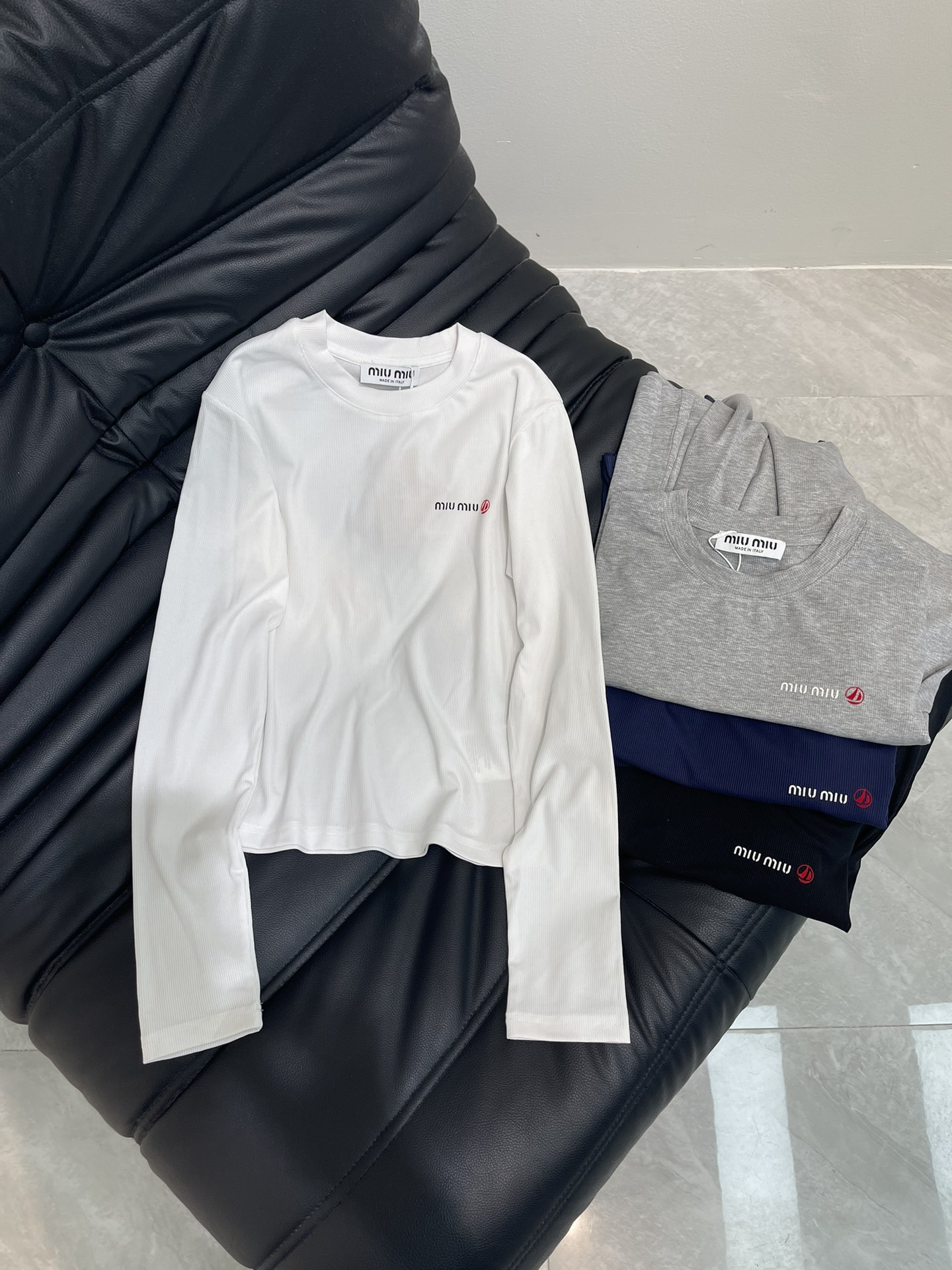 NO:417942,Miumi*25 new embroidered threaded cotton elastic long-sleeved base shirt, classic embroidered letter logo sailing logo, universal base series, come~ Slim-fit style with the front shoulder style, elastic, can be worn for any body shape. This upper body is super slim, fits the body curve, is feminine, the fabric is very comfortable. The threaded cotton fabric doesn't want to take off the kind when worn, and there is no sense of oppression at all. SML,,miumiu,alexander wang19860909Miumi*25新款刺绣螺纹棉弹力长袖打底衫 经典刺绣字母logo帆船标志 万能打底系列来咯~ 正肩版型的修身款 有弹力滴 任何身形都可以穿 这款上身超显瘦的 贴合身体曲线 狠有女人味 面料很舒适 螺纹棉的面料 穿上就不想脱那种 完全没有压迫感 SML,,miumiu,alexander wang,Women's clothing