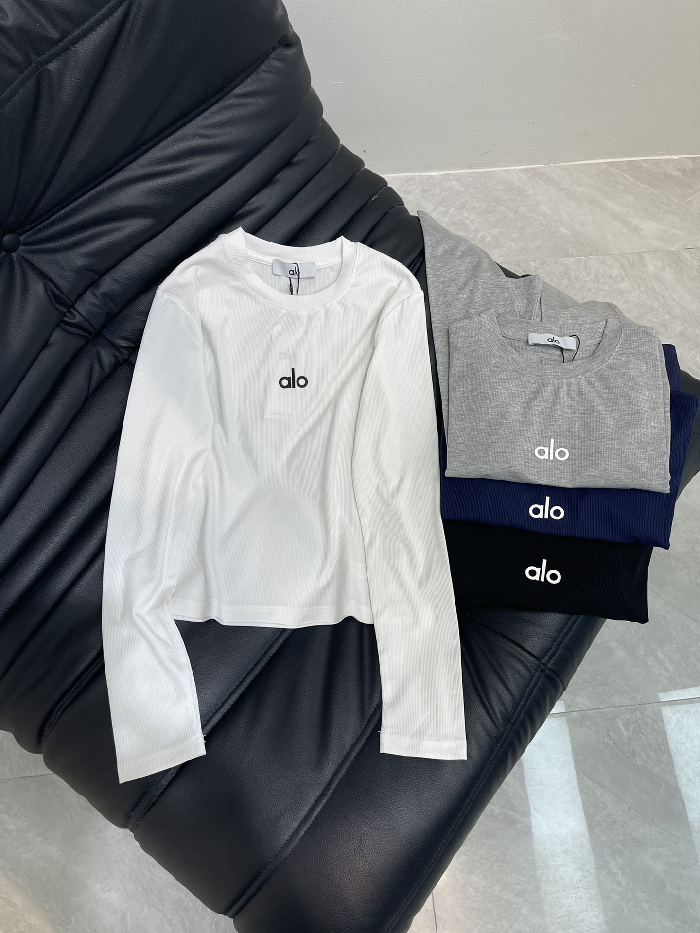 NO:417934,Alo*25 new adhesive threaded cotton elastic long-sleeved base shirt, classic adhesive letter logo, universal base series~ A slim-fit style with the front shoulder style, elastic, can be worn for any body shape. This upper body is super slim, fits the body curve, is feminine, the fabric is very comfortable, threaded cotton fabric, you don’t want to take off that kind when you wear it, there is no sense of oppression at all. SML, alexander wang19860909Alo*25新款压胶螺纹棉弹力长袖打底衫 经典压胶字母logo 万能打底系列来咯~ 正肩版型的修身款 有弹力滴 任何身形都可以穿 这款上身超显瘦的 贴合身体曲线 狠有女人味 面料很舒适 螺纹棉的面料 穿上就不想脱那种 完全没有压迫感 SML,,alexander wang,Women's clothing