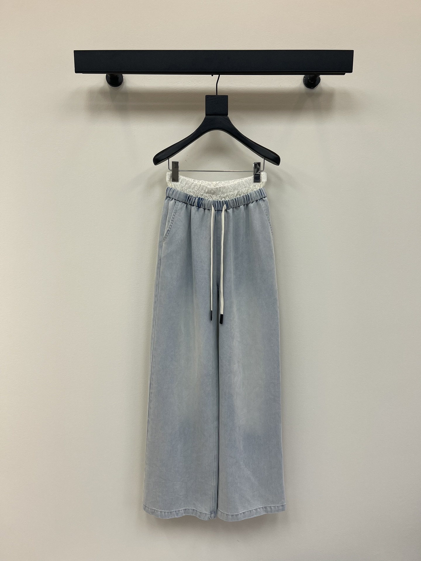 NO:417973,MM6* Magila 25 new drawstring lace spliced ​​elastic waist jeans with a custom high-quality fabric texture!  Multiple washing techniques, contrasting colors show a sense of high-end feeling, visual feast, light and comfortable upper body, a versatile item that must be bought in all seasons, goddess artifact!  The temperament of a young girl with a younger age is elegant and sweet!  The style is versatile and not picky about others. It is beautiful!  Workmanship quality depends on details SML,masion margiela,masion margiela,jeans,alexander wang19860909MM6*马吉拉25新款抽绳蕾丝拼接松紧腰牛仔裤 订制高品质面料质感超赞！ 多次洗水工艺 撞色尽显高级感 视觉盛宴 上身轻盈舒适 四季必入的百搭单品 女神神器！ 减龄少女风气质优雅不失甜美！ 版型正 百搭不挑人上身美的不要不要的！ 做工品质看细节 SML,,masion margiela,masion margiela,jeans,alexander wang,Women's clothing