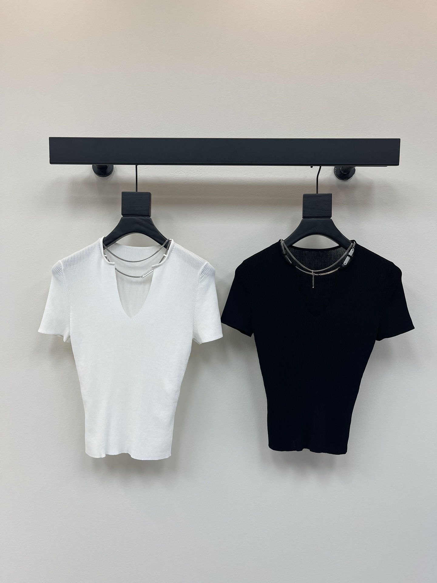 NO:417967,Alexander Wan*25 spring and summer new king V-neck chain knitted short sleeves!  Customized ice silk material, soft and comfortable, the upper body looks slim, V-neck tailoring combined with metal chain design, sexy and careful pulling full slim cut out body lines, practical and elegant and slim. It looks simple, but there are actually small designs everywhere, it is really a must-have for hot girls. SML, alexander wang, T-shirt, alexander wang19860909Alexander Wan*25春夏新款大王V领链条针织短袖！定制冰丝材质 柔软舒适 上身格外显瘦 V领剪裁结合金属链条设计 性感小心机拉满修身剪裁勾勒身体线条,实穿又优雅显瘦.看着简单,实则到处都是小心机设计,真的是辣妹必入款SML,,alexander wang,T-shirt,alexander wang,Women's clothing