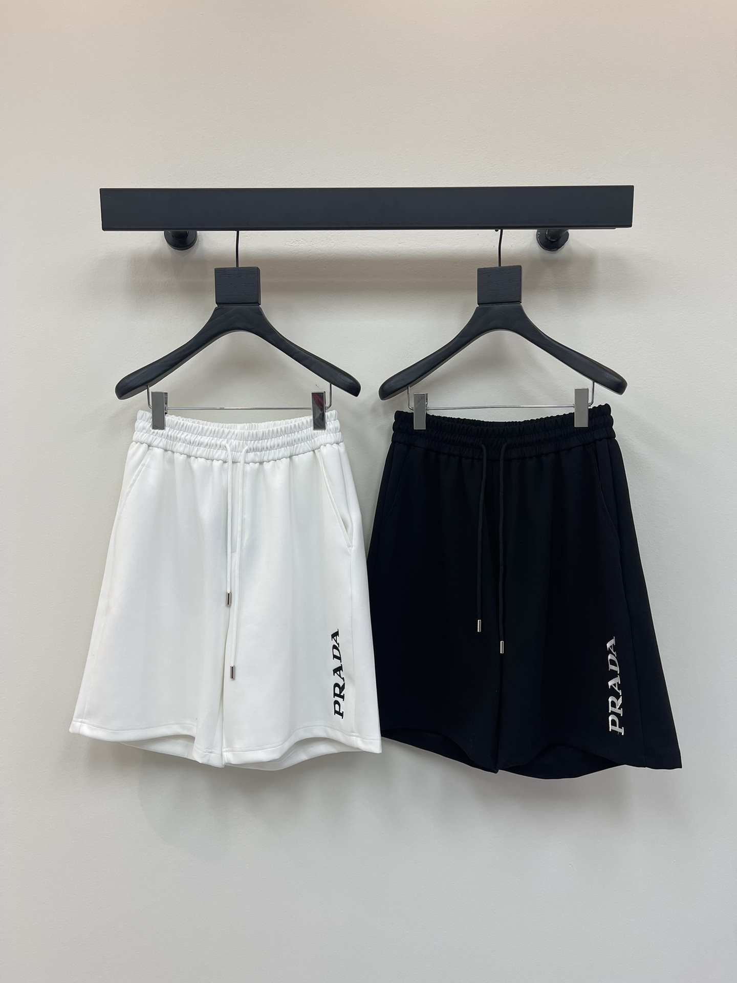 NO:419656,Prad*25 spring and summer new styles for men and women, casual drawstring shorts, sports and casual pinch pants!  Imported pure cotton material, it is breathable and comfortable to wear with close body, and the style is very three-dimensional, beautiful colors, eye-catching and fashionable!  The unique patterns will definitely make you stand out in the crowd!  The casual and loose five-point pants cutout + elastic drawstring waist design, the upper body effect is age-reducing and versatile, and it can be easily used for daily casual outfits for both men and women!  S-XL, prada, shorts, alexander wang19860909Prad*25春夏新款男女同款休闲抽绳短裤,运动休闲五分裤！进口纯棉材质,贴身穿着透气亲肤舒适,版型非常具有立体效果色彩靓丽、吸睛时髦度爆棚！与众不同的图案绝对可以让你在人群中出彩万分！休闲宽松的五分裤版型裁剪+松紧抽绳裤腰设计,上身效果减龄又百搭,轻松Get起日常休闲穿搭,男女皆可轻松驾驭！S-XL,,prada,shorts,alexander wang,Women's clothing