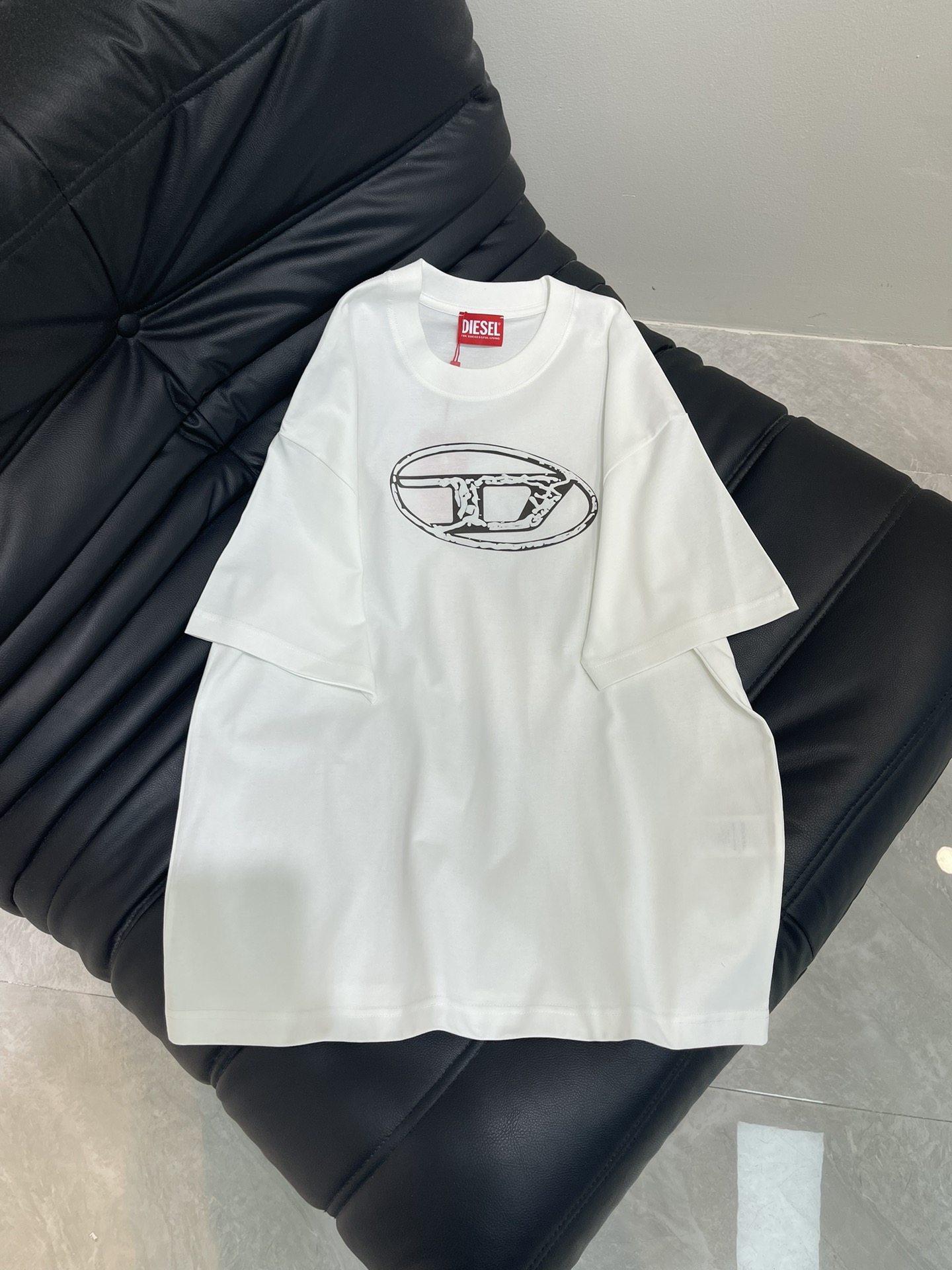 NO:419649,DIESE*25 new personalized avant-garde single-piece round neck short-sleeved T-shirt. Heavy-industrial washing water to make old snowflakes. The front thick plate flocking laser burning surface has a second composite foaming process LOGO embossing, perfect restoration. High-end fullness, firm and washable. Fashionable and high-end loose oversize style, same style for men and women, exquisite and versatile. S-XL, versace, T-shirt, tees, t-shirt, alexander wang19860909DIESE*25新款个性前卫单品圆领短袖T恤.重工洗水做旧雪花.前幅厚板植绒激光烧花面有再二次复合发泡工艺LOGO压花,完美还原.高级拉满,牢固耐洗.时尚又高级宽松oversize版型,男女同款,精致百搭.S-XL,,versace,T-shirt,tees，t-shirt,alexander wang,Women's clothing