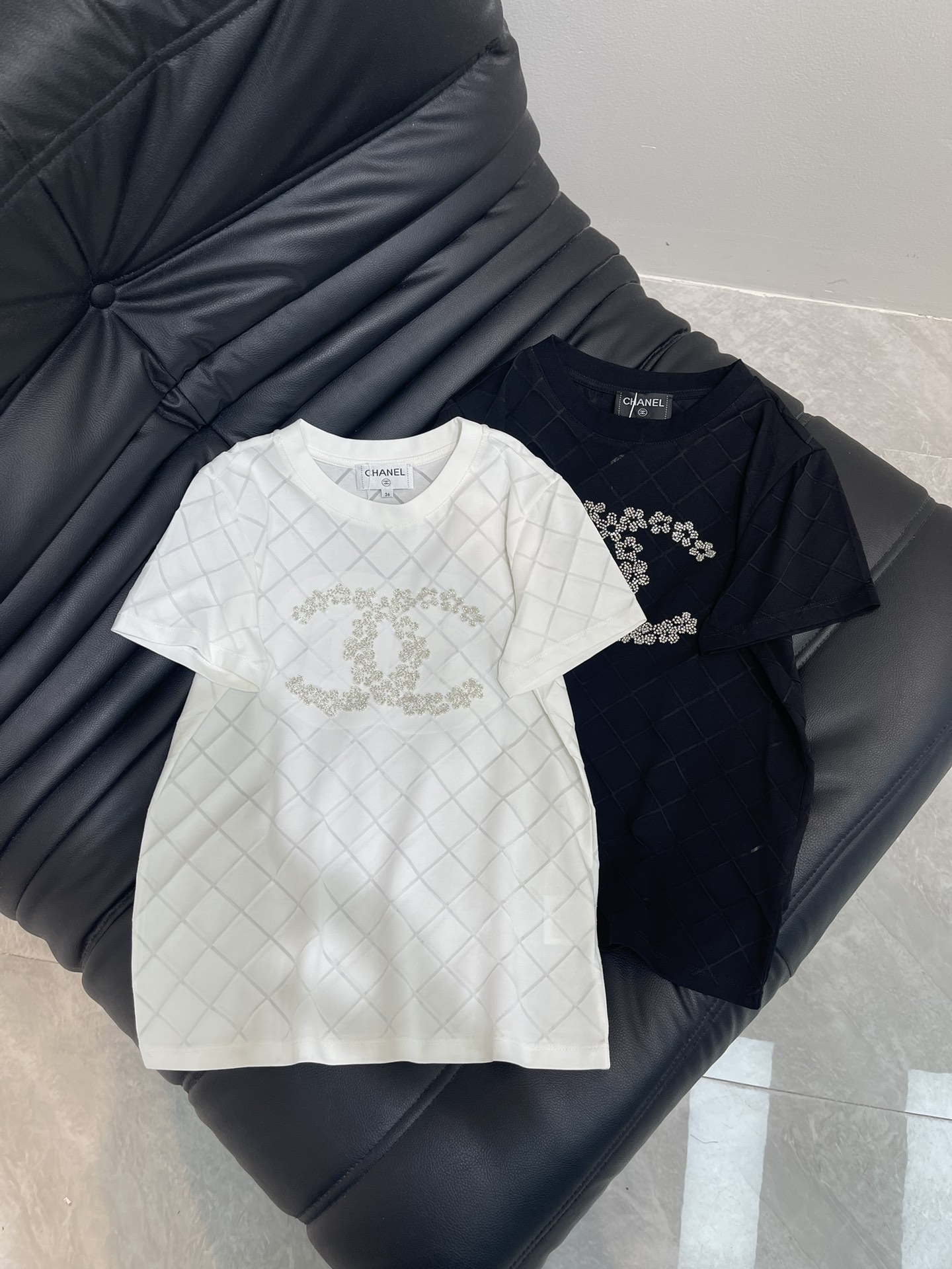 NO:417925,Chane*25 Spring and Summer New Heavy Industry Beaded Diamond Short-Sleeve T-shirt Customized YB Twill Cotton Material Soft and Skin-friendly Comfortable Regular Short-Sleeve Style Decorated with Heavy Industry Embroidery on the chest Super eye-catching double C logo Combined with the whole diamond distributed artistic texture Rich layers Delicate and elegant style Strong retro style Regular style Contains the figure Playful and fashionable Easy to control during daily travel or party Heavy Industry embroidery logo that can only be controlled by heavy silk cotton Worry-free outfit SML, Chanel, T-shirt,tees, t-shirt,alexander wang19860909Chane*25春夏新款重工钉珠菱格短袖T恤 定制YB斜纹全棉材质 柔软亲肤 舒适有型 常规短袖版型 胸口以重工刺绣装饰钉珠 超抢眼的双C徽标 配合通体菱格分布艺术纹理 层次丰富 风格细腻优雅 复古风格强烈 常规版型包容身材 俏皮时髦 日常出行或聚会轻松驾驭 克重丝棉才能驾驭住的重工刺绣徽标 穿搭无忧 SML,,chanel,T-shirt,tees，t-shirt,alexander wang,Women's clothing