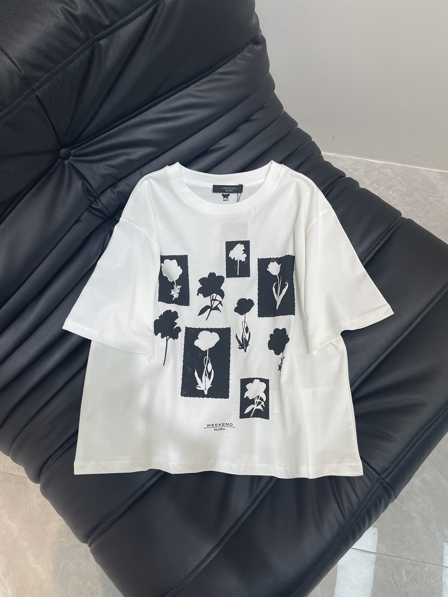 NO:417987,Max Mar*25 spring and summer new printed short-sleeved T-shirt is decorated with high-quality craftsmanship, exquisite, elegant, refined, refined, refined, and soft, a garment is cumbersome and time-consuming, presenting quality items, fashionable upper body, refreshing and age-reducing color, recommended to buy Customized surface accessories, accurate version SML, T-shirt,tees, t-shirt,alexander wang19860909Max Mar*25春夏新品印花短袖T恤 饰以高品质工艺 精致 清雅 脱俗 减龄柔美 一件成衣工艺繁琐耗时 呈现品质单品 上身洋气时髦 颜色清爽减龄 推荐入手 定制面辅料 认准版本 SML,,T-shirt,tees，t-shirt,alexander wang,Women's clothing