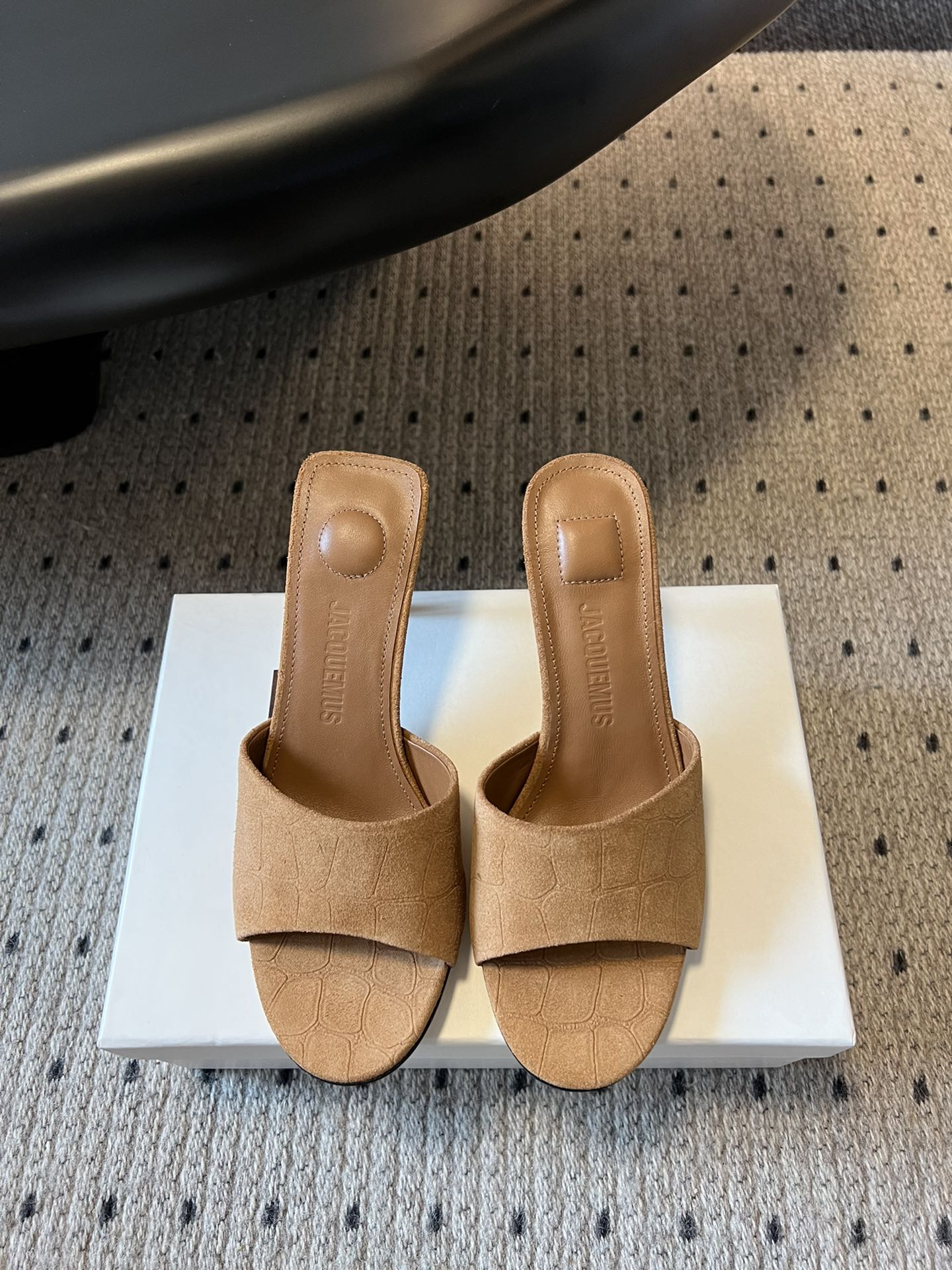 NO:404167,JACQUEMU* 25ss high heel slippers J is unique and eye-catching, and tastes elegantly. The stiletto heels and comfortable shoe shapes make you confident and relaxed every step, whether it is commuting or gathering, it is a dazzling choice!  Fabric open-edged cowhide, inner sheepskin, footbed sheepskin, heel height 7cm, size 35-41 (40.41 custom-made non-return, slippers, slippers, cowhide, sheepskin19860909JACQUEMU* 25ss高跟拖鞋 J别致吸睛,尽品 优雅品味.细高跟与舒适的鞋型,让你每一步都自信从 容,无论是通勤还是聚会,皆为亮眼之选！ 面料开边珠牛皮 内里羊皮 垫脚羊皮 跟高7cm 码数35-41（40.41定制不退换,拖鞋,slippers,cowhide,sheepskin,Women's Shoes