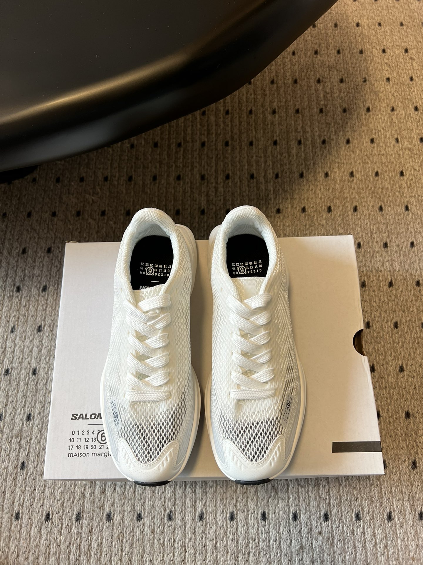 NO:404517,Top quality MM6 x SALOMON - Spectur Maison outdoor running shoes Many celebrity fashion bloggers plant grass super hot outdoor series The 25 spring and summer series shoes jointly developed by Margiela and SALOMON are based on the road running shoes Spectur 2. The upper is made of large hole mesh material with the same color pressing and cutting sheet. The side of the shoe has both brand logos, covering polyester fiber, polyurethane, rubber, etc.; it is equipped with full-length carbon fiber board Energy Blade and Energy Foam cushioning system, with thick and widened rear palm, combining propulsion, cushioning rebound and stability sole super light. Original foamed sole Size women 35-40 (40 custom-made, no return and exchange, casual shoes/sports shoes, masion margiela, sneakers19860909顶级品质 MM6 x SALOMON萨洛蒙 - Spectur Maison 户外 跑步鞋  超多明星时尚博主种草 超火的户外系列 Margiela与SALOMON合作的25春夏系列鞋款,以公路跑鞋Spectur 2为基础,鞋面采用大孔网眼材质搭配同色系压胶与裁片,鞋侧有双方品牌标识,材质涵盖聚酯纤维、聚氨酯、橡胶等；它搭载全长碳纤维板Energy Blade与Energy Foam缓震系统,后掌加厚加宽,兼具推进力、缓震回弹与稳定性鞋底超级轻 原版发泡大底 Size女35-40（40定制不退换,休闲鞋/运动鞋,masion margiela,sneakers,Women's Shoes