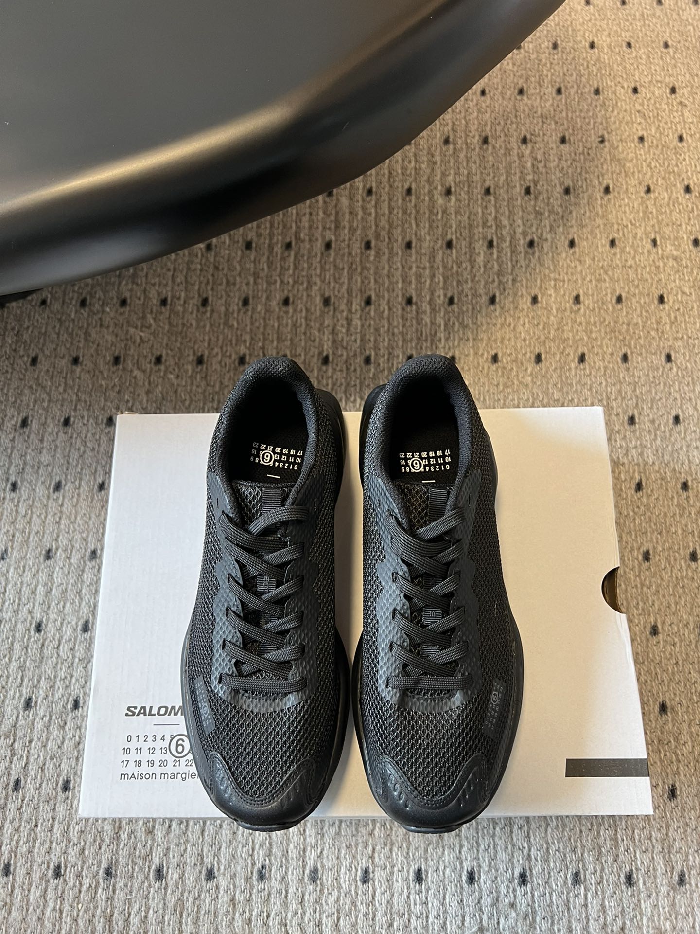 NO:407111,MM6 x SALOMON - Spectur Maison Outdoor Running Shoes Many celebrity fashion bloggers plant grass Super popular outdoor series The 25 spring and summer series shoes jointly developed by Margiela and SALOMON are based on the road running shoes Spectur 2. The upper is made of large hole mesh material with the same color pressing glue and cut sheet. The side of the shoe has both brand logos, covering polyester fiber, polyurethane, rubber, etc.; it is equipped with full-length carbon fiber board Energy Blade and Energy Foam cushioning system, with thick and widening rear palm, combining propulsion, cushioning rebound and stability sole super light Original foamed sole Size women 35-40 (40 custom-made non-return and exchange, semi-torque, masion margiela19860909MM6 x SALOMON萨洛蒙 - Spectur Maison 户外 跑步鞋  超多明星时尚博主种草 超火的户外系列 Margiela与SALOMON合作的25春夏系列鞋款,以公路跑鞋Spectur 2为基础,鞋面采用大孔网眼材质搭配同色系压胶与裁片,鞋侧有双方品牌标识,材质涵盖聚酯纤维、聚氨酯、橡胶等；它搭载全长碳纤维板Energy Blade与Energy Foam缓震系统,后掌加厚加宽,兼具推进力、缓震回弹与稳定性鞋底超级轻 原版发泡大底 Size女35-40（40定制不退换,半拖,masion margiela,Women's Shoes