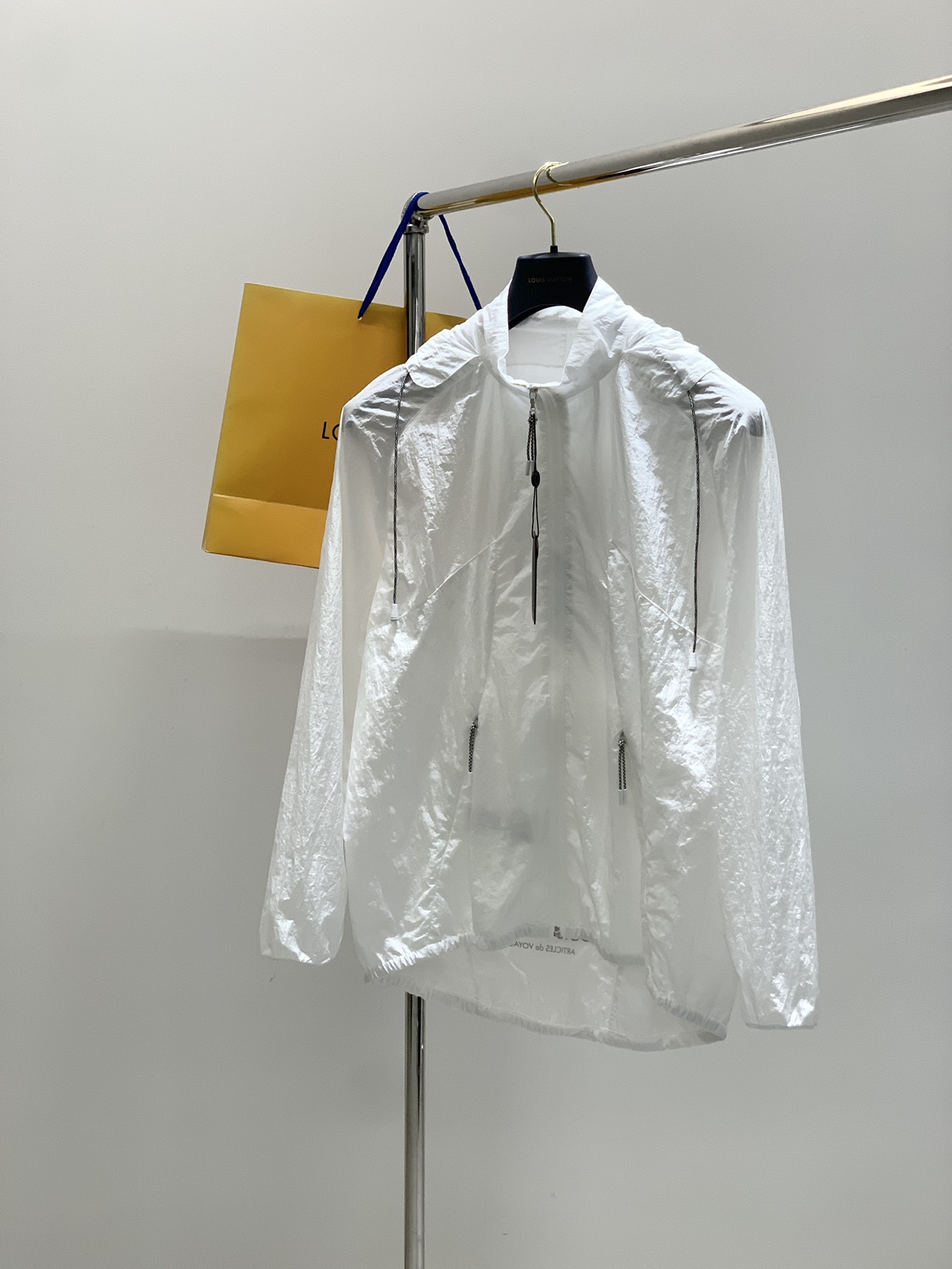 NO:450618,,LouisVuitton, the latest summer model, available at the counter at the same time, original singles, fashionable and casual hooded sunscreen jacket, very distinctive on the upper body!  Eye-catching and highlighted, imported original fabric, top-grade printing craft letter pattern decoration logo, original hardware and auxiliary materials decoration, simple but not lacking in fashion, classic and atmospheric, comfortable and breathable, handsome and stylish on the upper body, 2 colors recommended, 36-42,,louis vuitton,louis vuitton,jackets & coats,hats,alexander wang19860909,LouisVuitton 路易威登,夏季最新款,专柜同步有售,原单狠货,时尚休闲连帽防晒外套,上身很有特点！吸睛而有亮点,进口原版面料,顶级印花工艺字母图案装饰Logo,原版五金辅料装饰,简单而不失时尚,经典大气,舒适透气,上身帅气有型,2色推荐,码数36-42,,louis vuitton,louis vuitton,jackets & coats,hats,alexander wang,Men's clothing