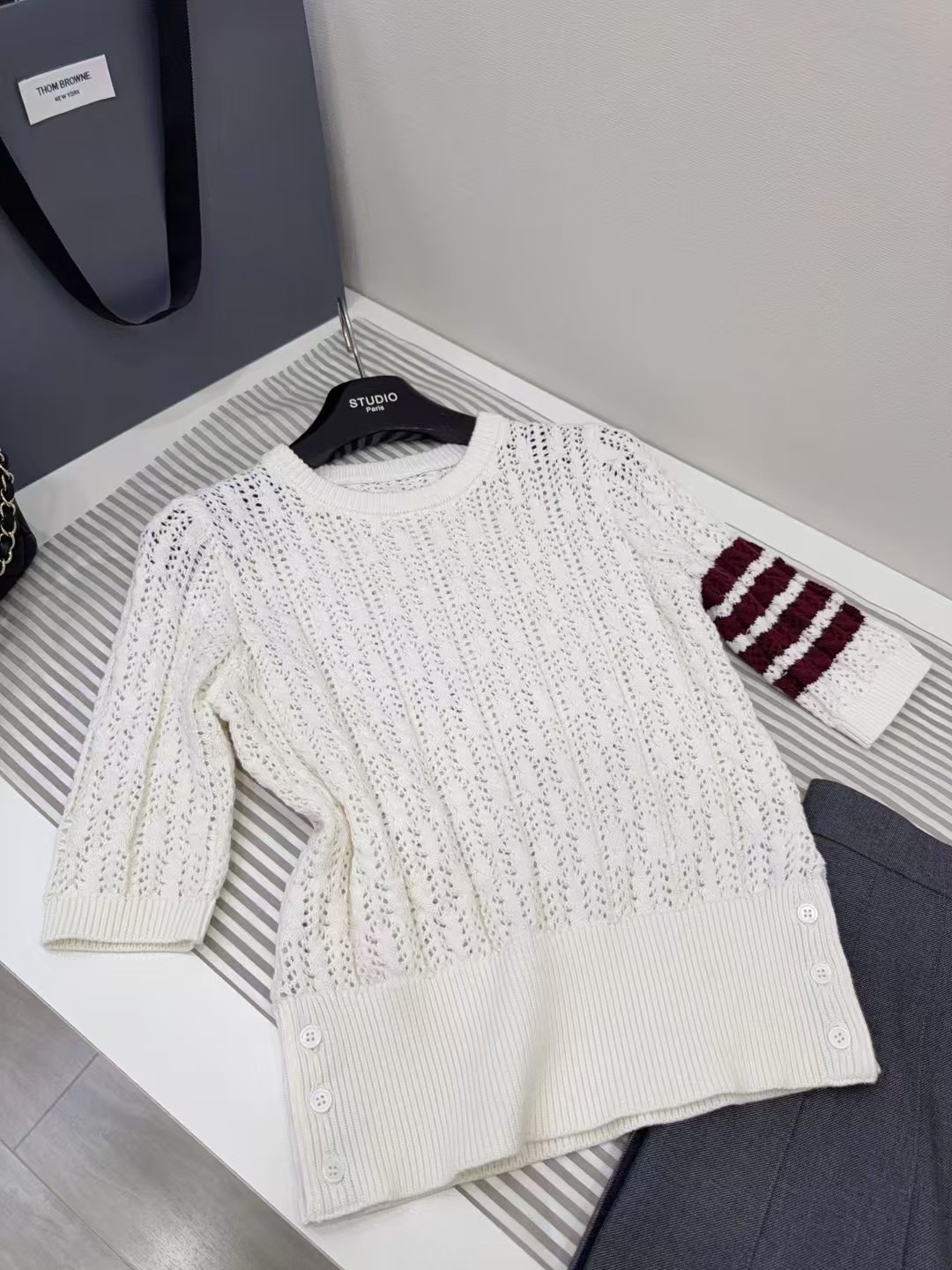 NO:423530,Sisters ~ I fell in love with the original fixed dye yarn at a glance, 100% long velvet cotton yarn. The finished product will not feel foreign when worn close to the body, and it will be of full comfort!  The double-strand yarn is more crisp and the upper body is soft and bone-like~ the drapes are stylish!  Special hollow weaving method, it won’t be hot in summer, the four-bar burgundy and the four-bar burgundy on the arms are contrasting, and the high-end quality is full!  ,alexander wang19860909姐妹们～一眼就爱上 原版定染纱线,100 ％长绒棉纱 成品贴身穿也不会有异物感,舒适度满分！ 双股的纱线织出来更有挺括感,上身柔中带骨~垂坠有型！特殊镂空织法,夏天穿完全不会热,手臂酒红四杠撞色,高级度满分！,,alexander wang,Women's clothing