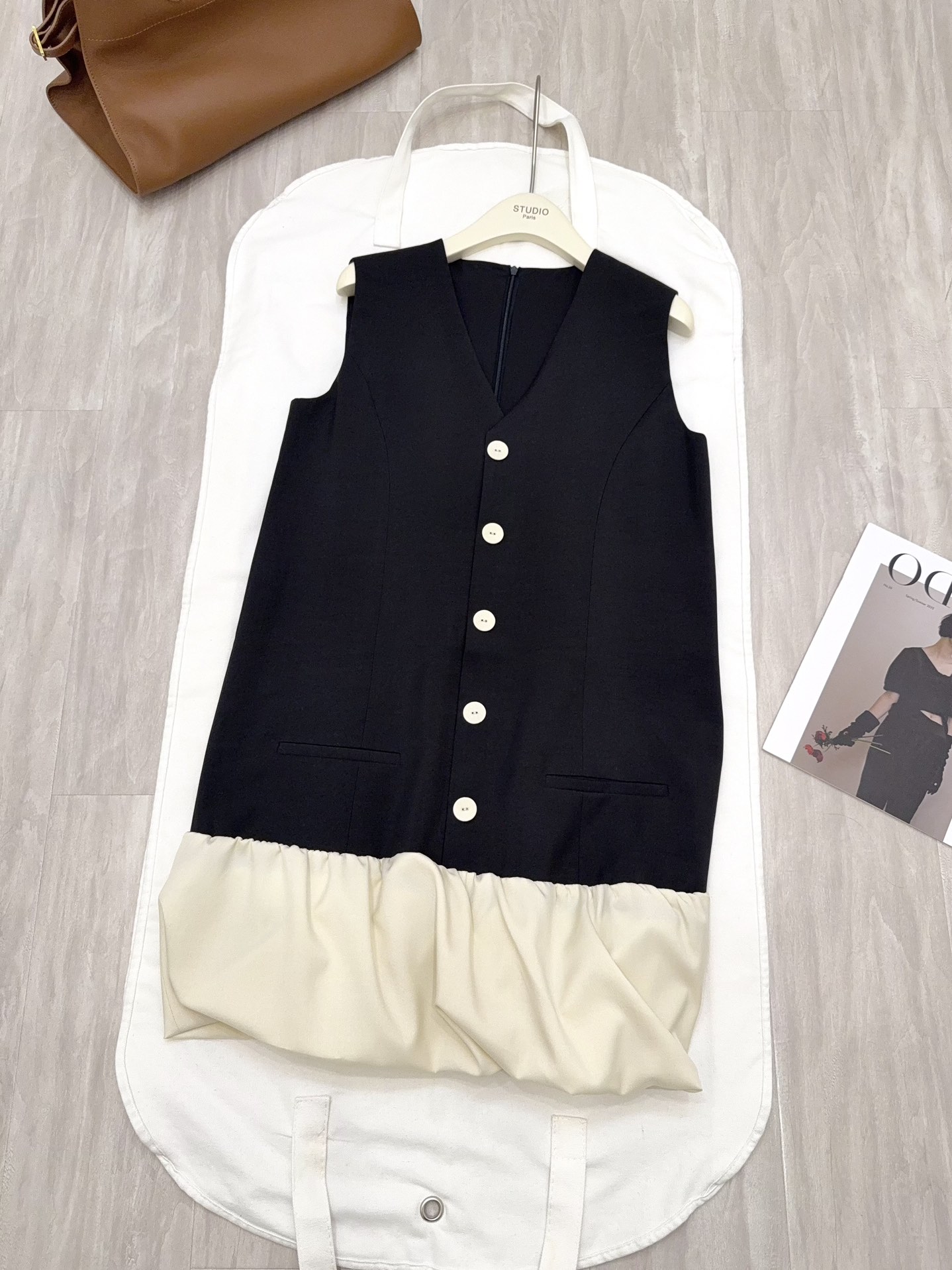 NO:423536,Who is the goddess of temperament when wearing it? Close your eyes and don’t regret it!  !  The black sleeveless V-neck design above, the off-white fluffy skirt spliced ​​below, and the white buttons add details, which are sweet and cute, instantly breaking the monotony and adding highlights to the pure black skirt. Paired with black stockings and black flat shoes, and then carry a shining diamond-faced bag, the chance of returning to the street is very high!  , flats, skirts, alexander wang19860909穿谁是气质女神 闭眼入不后悔！！ 上方黑色无袖V领设计,下方拼接的米白色蓬蓬裙摆,白色纽扣增添细节,甜美可爱,瞬间打破单调,为纯黑的裙子增添亮点. 搭配上黑色丝袜和黑色平底鞋,再拎上闪耀的钻面小包,出街回头率爆表！,,flats,skirts,alexander wang,Women's clothing