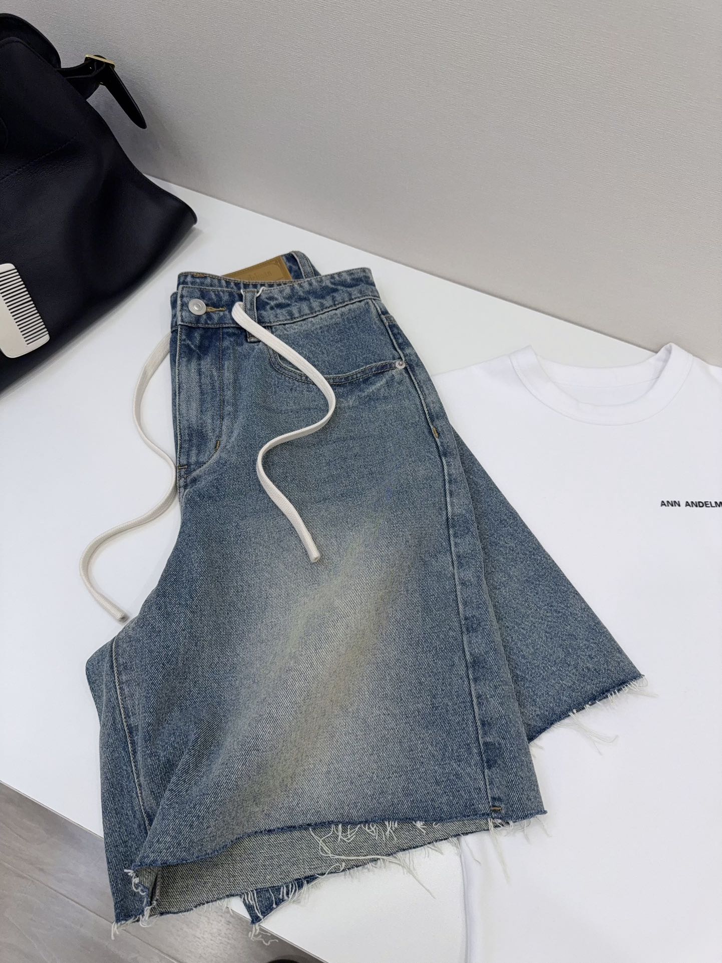 NO:423545,Just look good!  No need to ask, just enter!  Italian Candiani top 100 combed Turkish long velvet cotton yarn, double-dyeing plant indigo dyeing technology fixed dyeing yarn, the fabric is soft and delicate, and the color is bright and full!  Wash and grind white + make|Japanese craftsmanship, paired with cool pants, making your legs look slimming and longer!  ,alexander wang19860909看着就好！不用问直接入！ 意大利Candiani顶级100精梳土耳其长绒棉纱线,双浸染植物靛蓝染色技术定染纱线,面料柔软细腻,颜色鲜艳饱满！ 水洗磨白＋做|日工艺,搭配飒爽裤型,显瘦显腿长一绝！,,alexander wang,Women's clothing