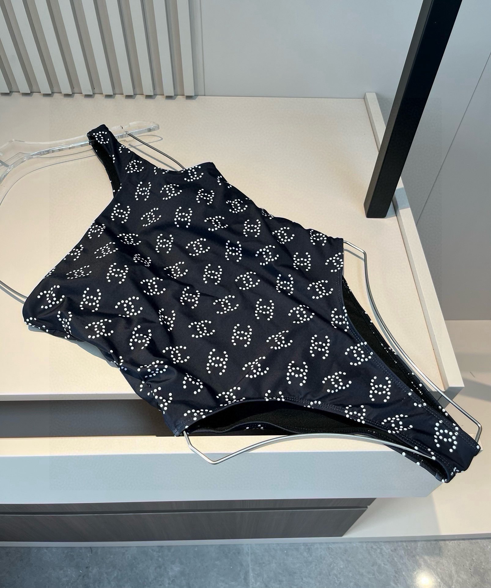 。
Chanel 香奈儿连体泳衣 😍🥰适合多种场景的游泳衣🏊‍♀️海边 游泳池 温泉 水上乐园 漂流都可