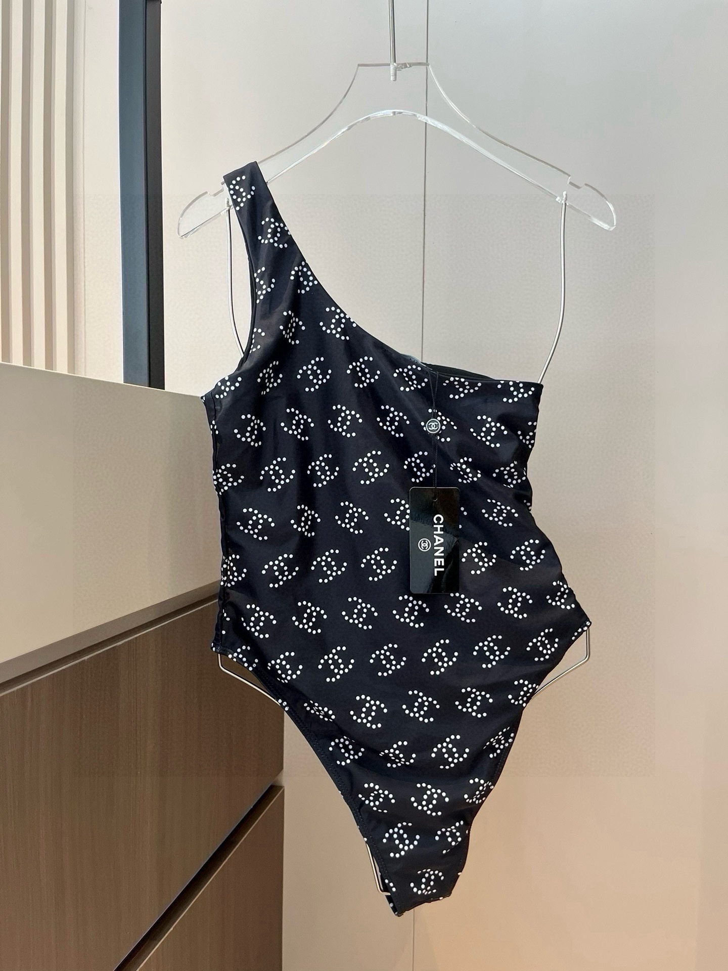 。
Chanel 香奈儿连体泳衣 😍🥰适合多种场景的游泳衣🏊‍♀️海边 游泳池 温泉 水上乐园 漂流都可