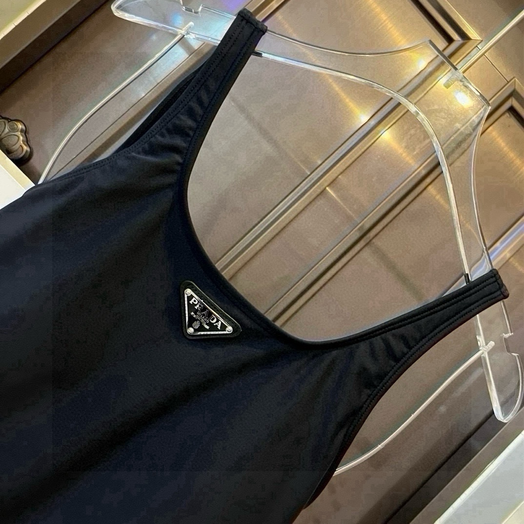 。
PRADA普拉达新款连体泳衣  😍🥰适合多种场景的游泳衣🏊‍♀️海边 游泳池 温泉 水上乐园 漂流都
