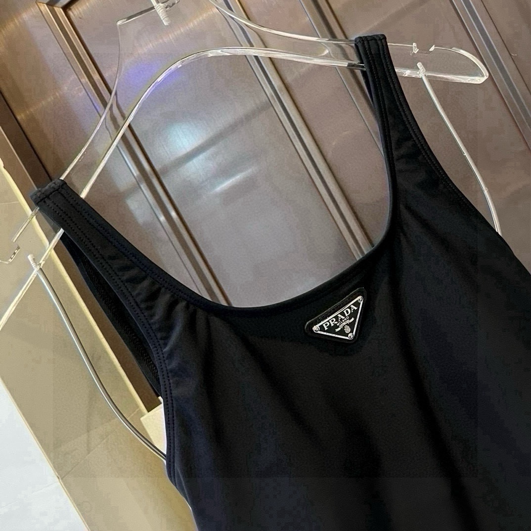 。
PRADA普拉达新款连体泳衣  😍🥰适合多种场景的游泳衣🏊‍♀️海边 游泳池 温泉 水上乐园 漂流都