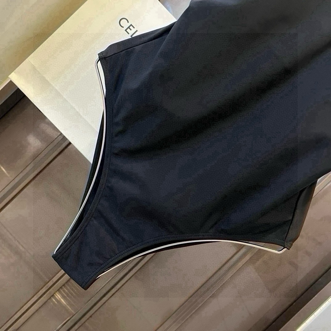 。
PRADA普拉达新款连体泳衣  😍🥰适合多种场景的游泳衣🏊‍♀️海边 游泳池 温泉 水上乐园 漂流都
