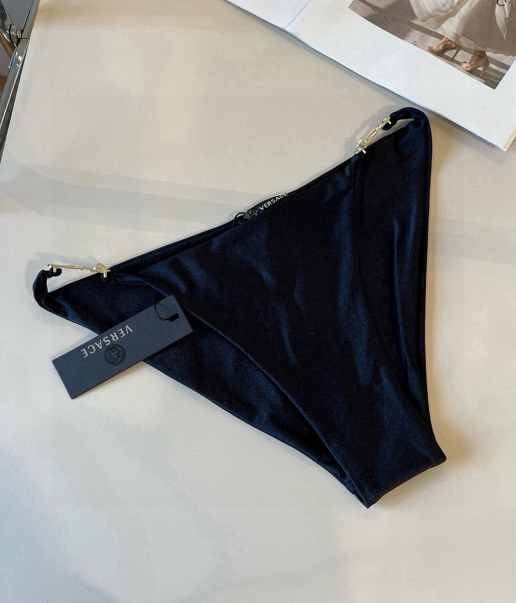 。
范思哲官方新款泳衣比基尼👙，高端定制，S M L XL