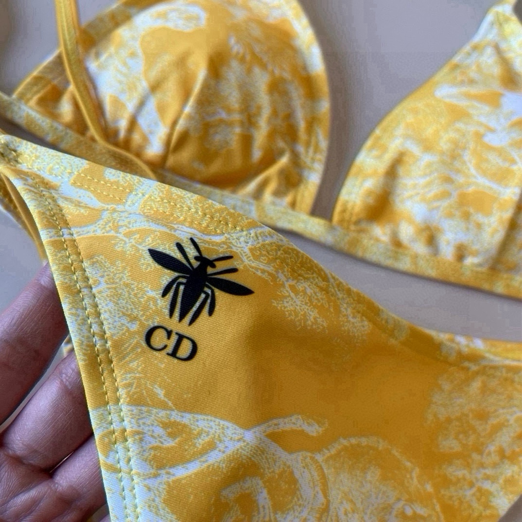 。
Dior 迪奥新款分体泳衣😍🥰适合多种场景的游泳衣🏊‍♀️海边 游泳池 温泉 水上乐园 漂流都可以😌