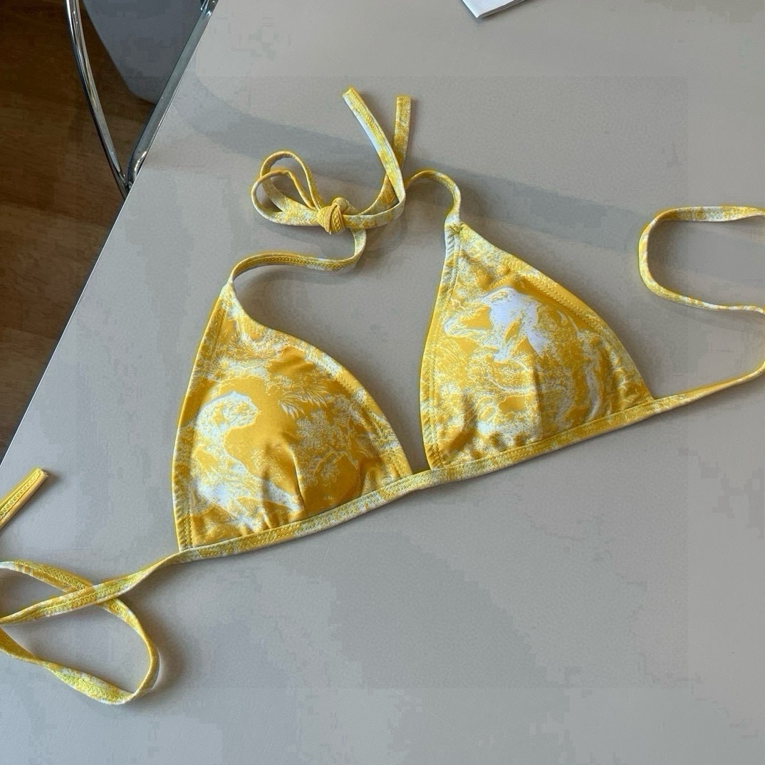 。
Dior 迪奥新款分体泳衣😍🥰适合多种场景的游泳衣🏊‍♀️海边 游泳池 温泉 水上乐园 漂流都可以😌
