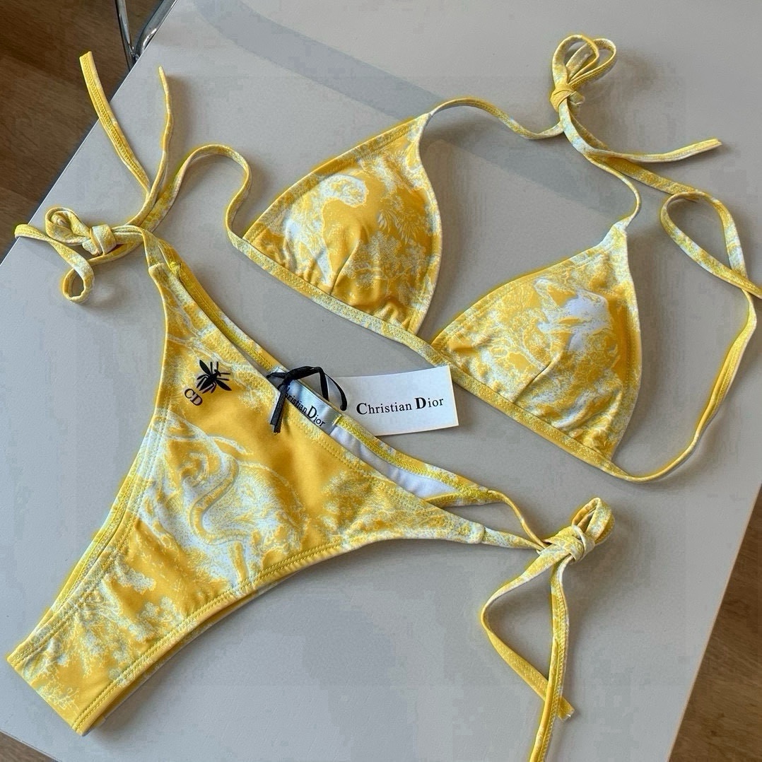 。
Dior 迪奥新款分体泳衣😍🥰适合多种场景的游泳衣🏊‍♀️海边 游泳池 温泉 水上乐园 漂流都可以😌