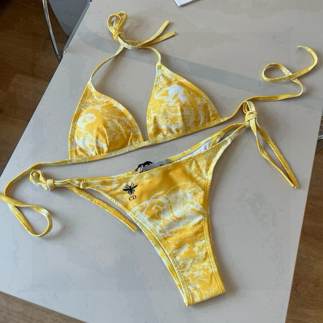 。
Dior 迪奥新款分体泳衣😍🥰适合多种场景的游泳衣🏊‍♀️海边 游泳池 温泉 水上乐园 漂流都可以😌