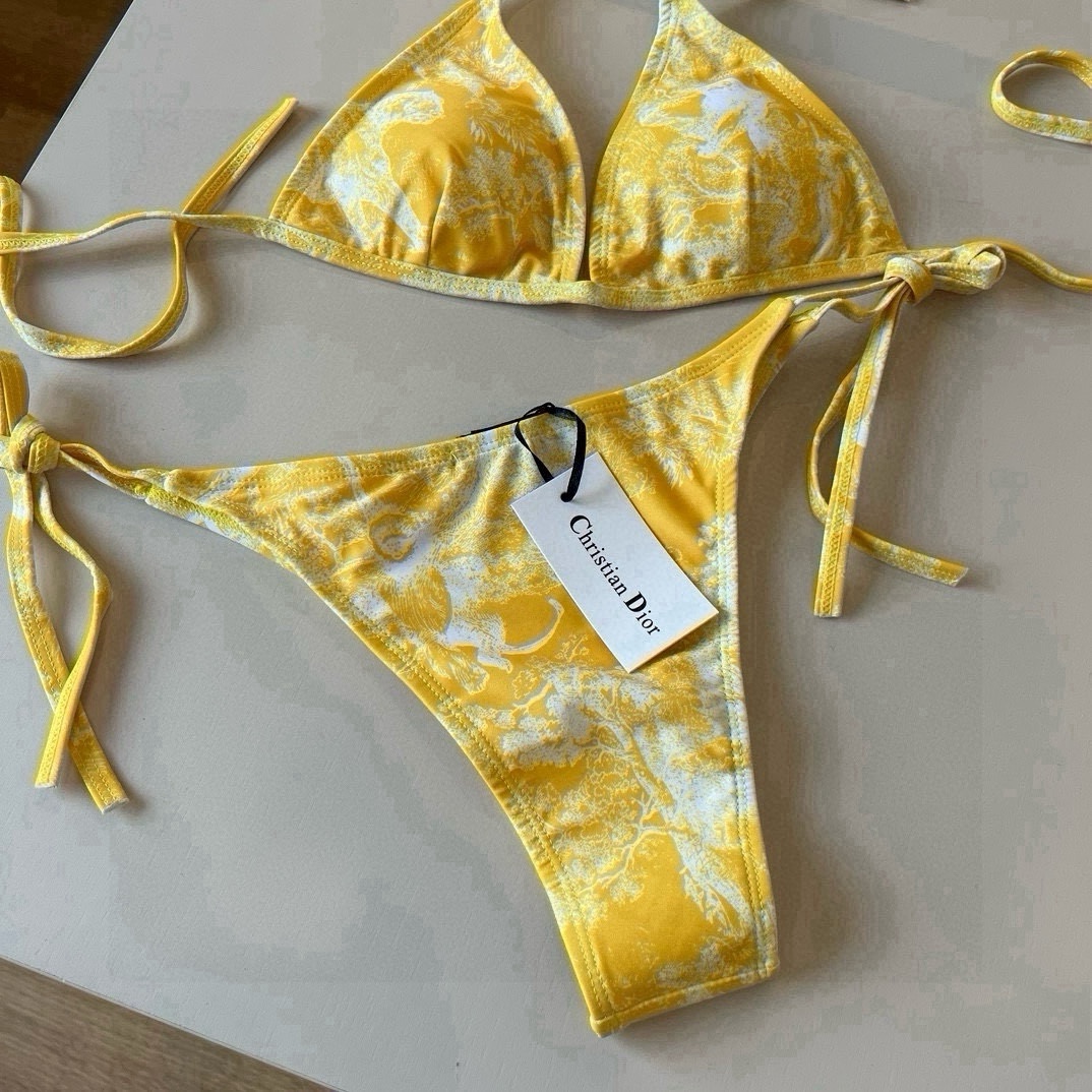 。
Dior 迪奥新款分体泳衣😍🥰适合多种场景的游泳衣🏊‍♀️海边 游泳池 温泉 水上乐园 漂流都可以😌