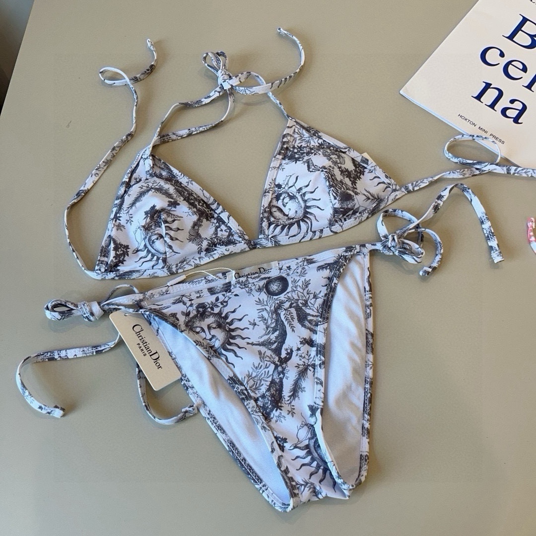 。
Dior迪奥 新款比基尼泳衣👙❤️😍🥰适合多种场景的游泳衣🏊‍♀️海边 游泳池 温泉 水上乐园 漂流
