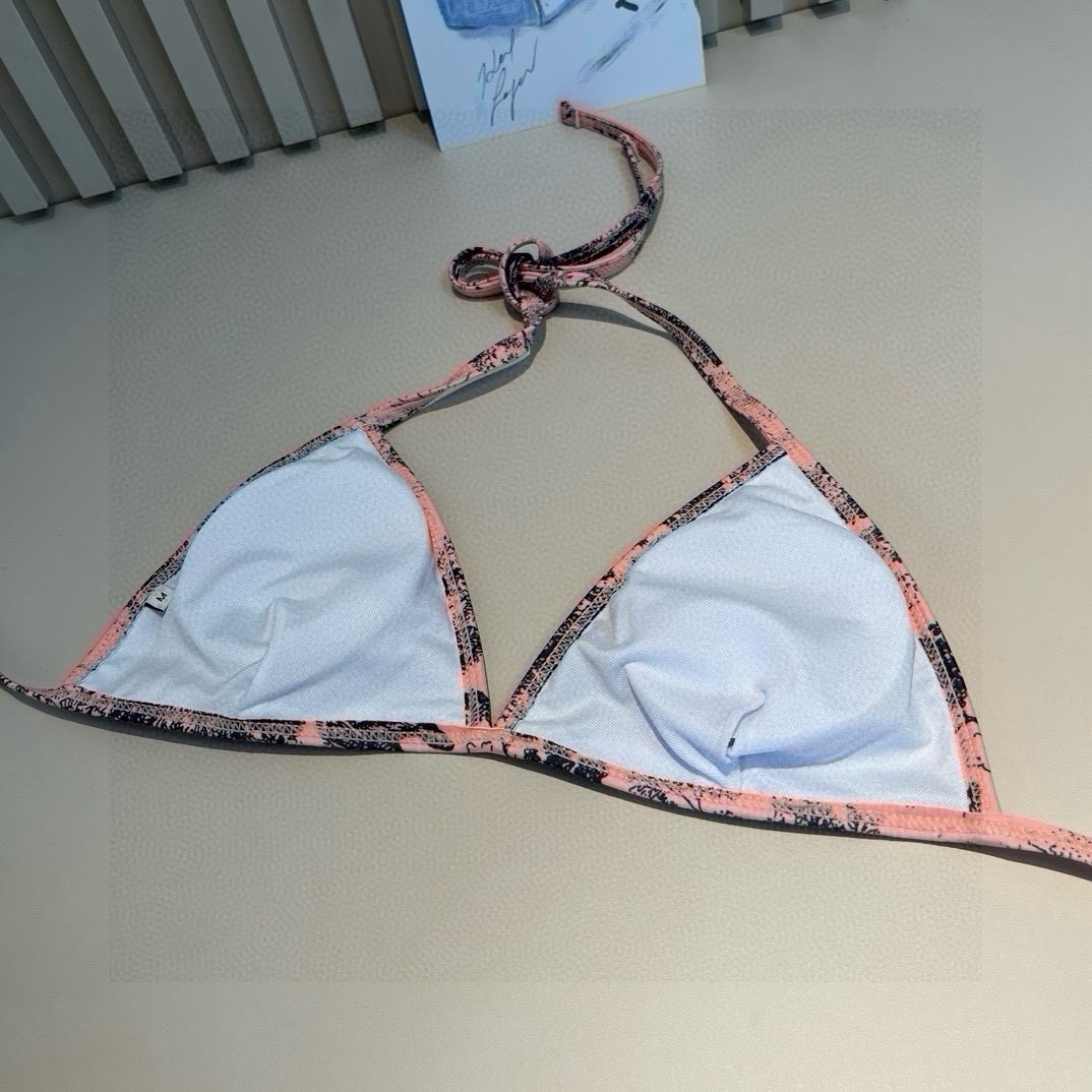 。 三件套
Dior迪奥 经典比基尼👙❤️😍🥰适合多种场景的游泳衣🏊‍♀️海边 游泳池 温泉 水上乐园 